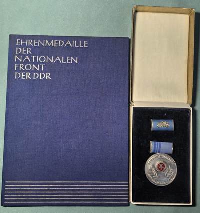 盛世勋华——号角文化勋章邮票专场拍卖第312期 - 东德民族阵线荣誉奖章 原盒带略 少见带证书