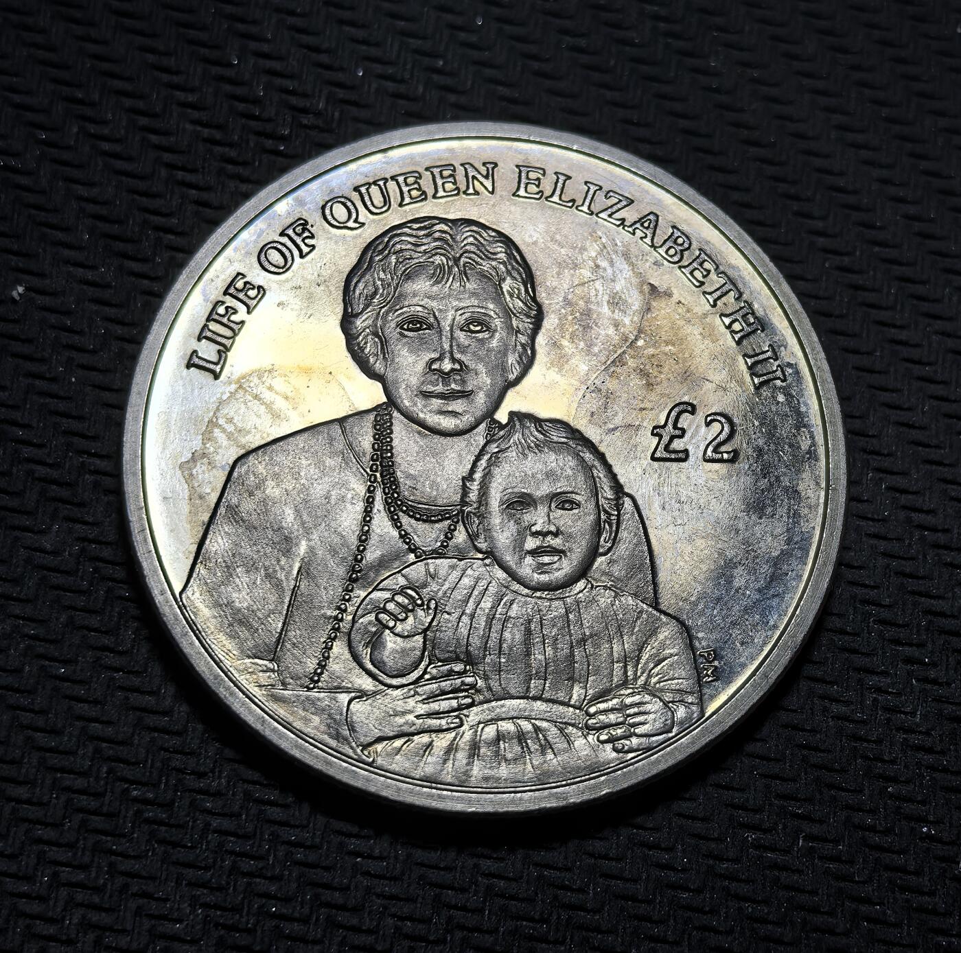 外国优质银币克朗币纪念章，每周六晚九点倒数截拍，满百包邮可寄存，持续收拍 南乔治亚与南桑威奇群岛2012年2镑纪念币，为纪念伊丽莎白二世登基钻禧发行，正面是女王不同时期双肖像，背面刻画女王幼年与母亲，定格其人生起点，致敬女王一生。