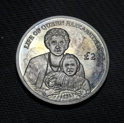 外国优质银币克朗币纪念章，每周六晚九点倒数截拍，满百包邮可寄存，持续收拍 - 南乔治亚与南桑威奇群岛2012年2镑纪念币，为纪念伊丽莎白二世登基钻禧发行，正面是女王不同时期双肖像，背面刻画女王幼年与母亲，定格其人生起点，致敬女王一生。