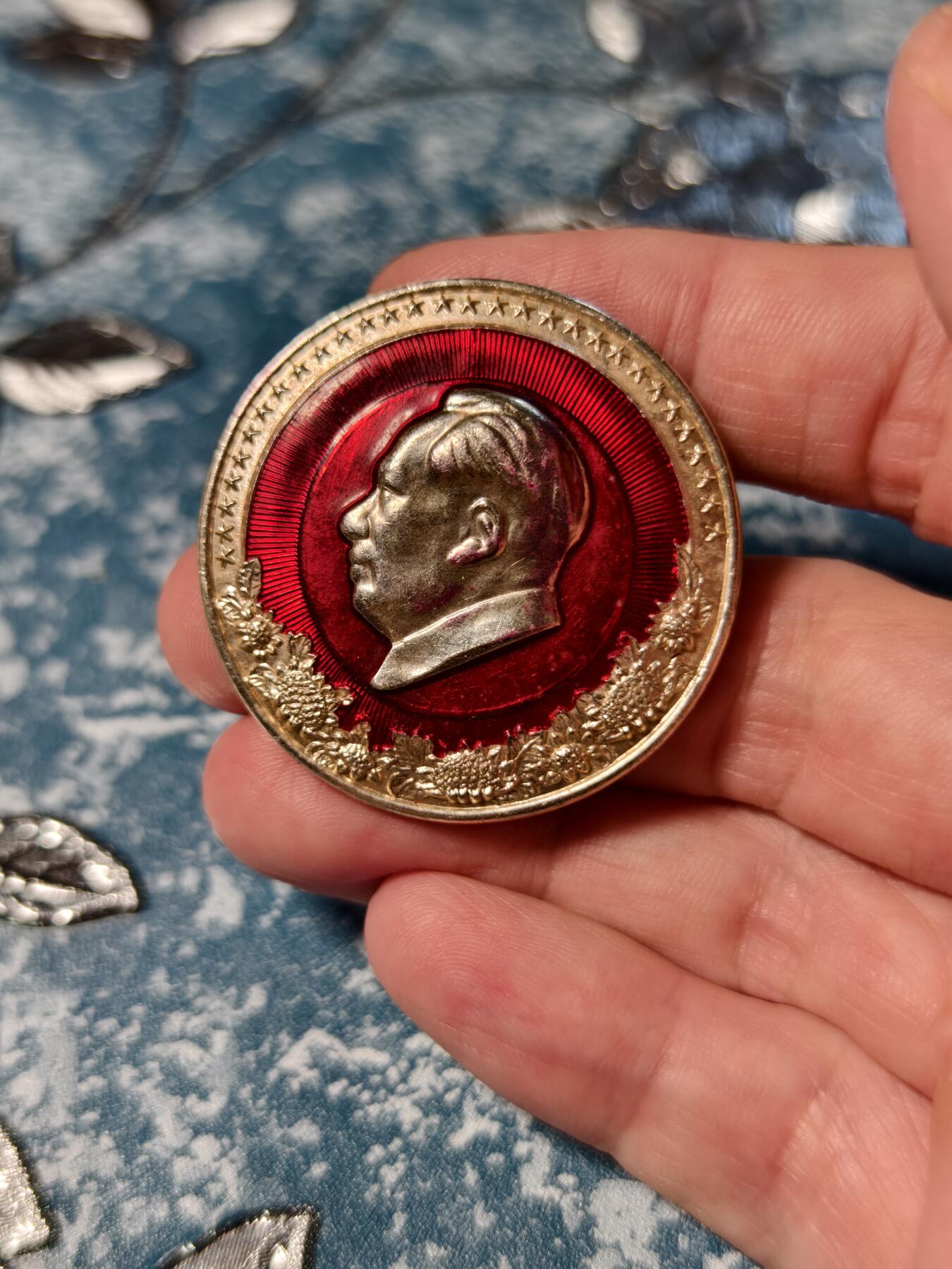 抚柳草堂-第二十二期章牌钱币  奖章勋章 满百包邮 放漏专场 六七十年代 毛主席像章 葵花金五星厚重版 不是小薄片 沈武 直径40.5mm