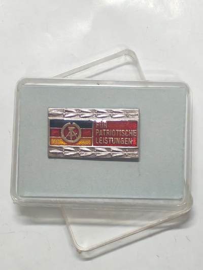 韵星假日军品类拍卖第51期  -- Rimey Holidays Militaria Auction 51 - 民主德国银级祖国阵线证章带原盒
