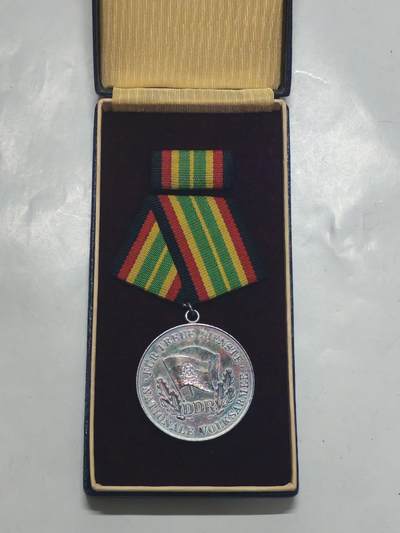 韵星假日军品类拍卖第51期  -- Rimey Holidays Militaria Auction 51 - 民主德国第一版900银制作 银级人民军忠诚服务奖章带原盒略 背打900银标 完整一套 早期非常少见