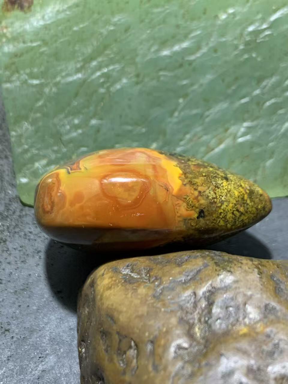 精美高玉化原皮草花纹战国红玛瑙吊坠一个，