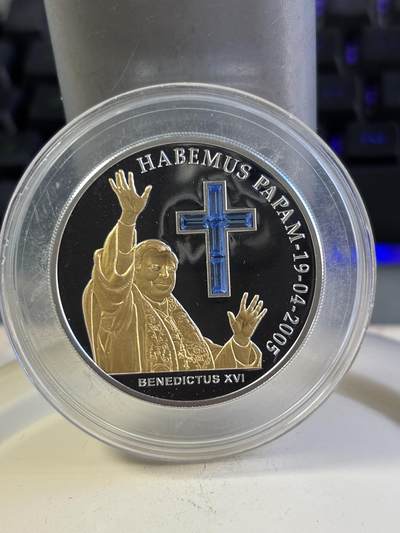 第196期拍卖 - 安道尔2005年梵蒂冈加冕镀金镶水晶银币，925银镀金，25克，塑料盒有瑕疵