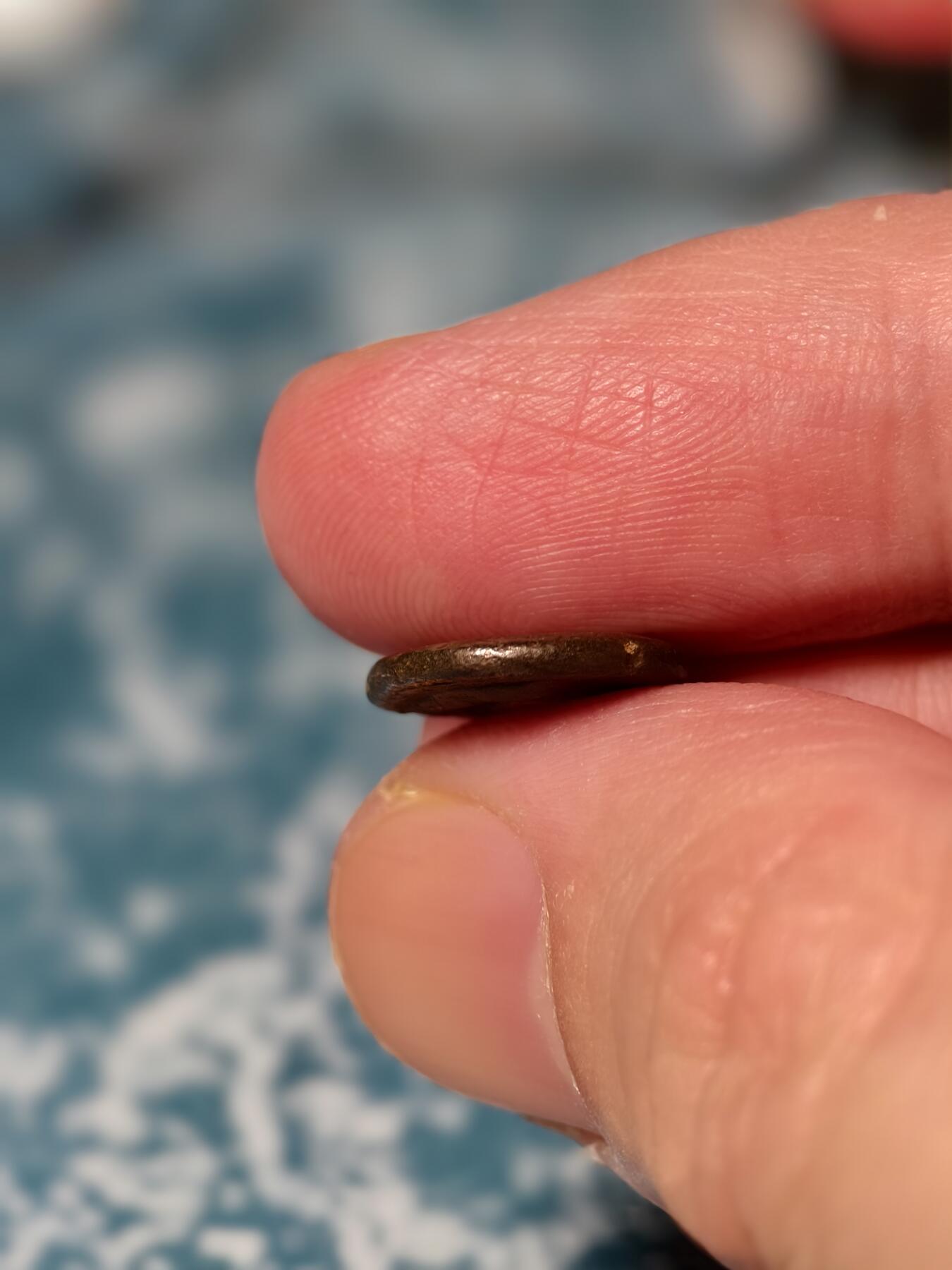 抚柳草堂-第二十二期章牌钱币  奖章勋章 满百包邮 放漏专场 三佛齐王国末期至满者伯夷王国早期打制小银币 1.1g重 正面有檀香花徽记，背面爪哇岛文，面值1 Unit或称Masa