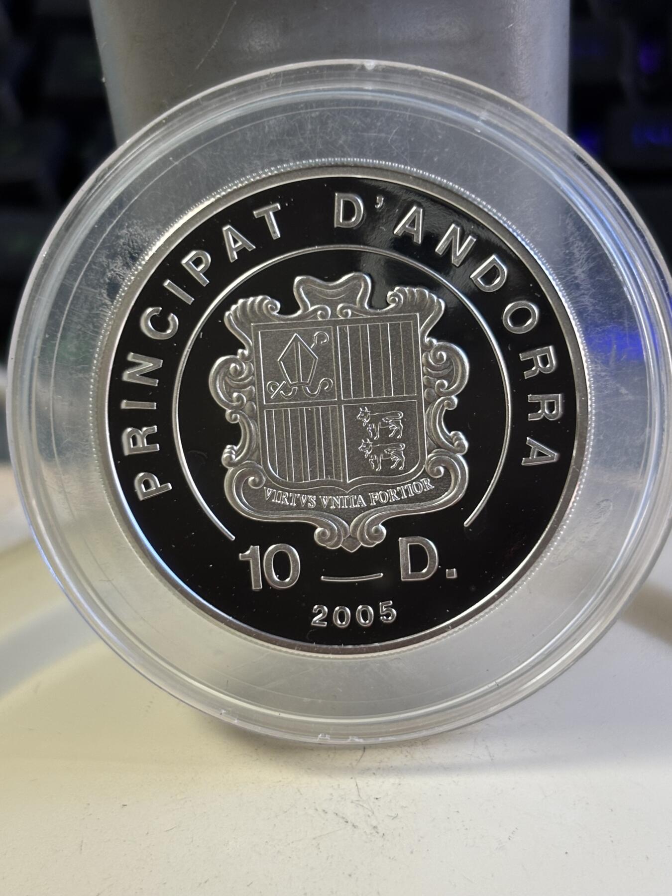 第196期拍卖 安道尔2005年梵蒂冈加冕镀金镶水晶银币，925银镀金，25克，塑料盒有瑕疵