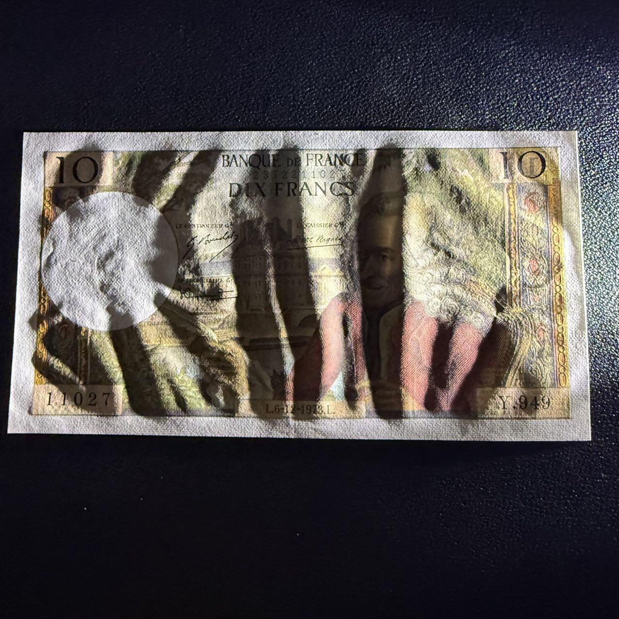 第17期  法国1973年10法郎 伏尔泰 全新unc- 有轻微黄点