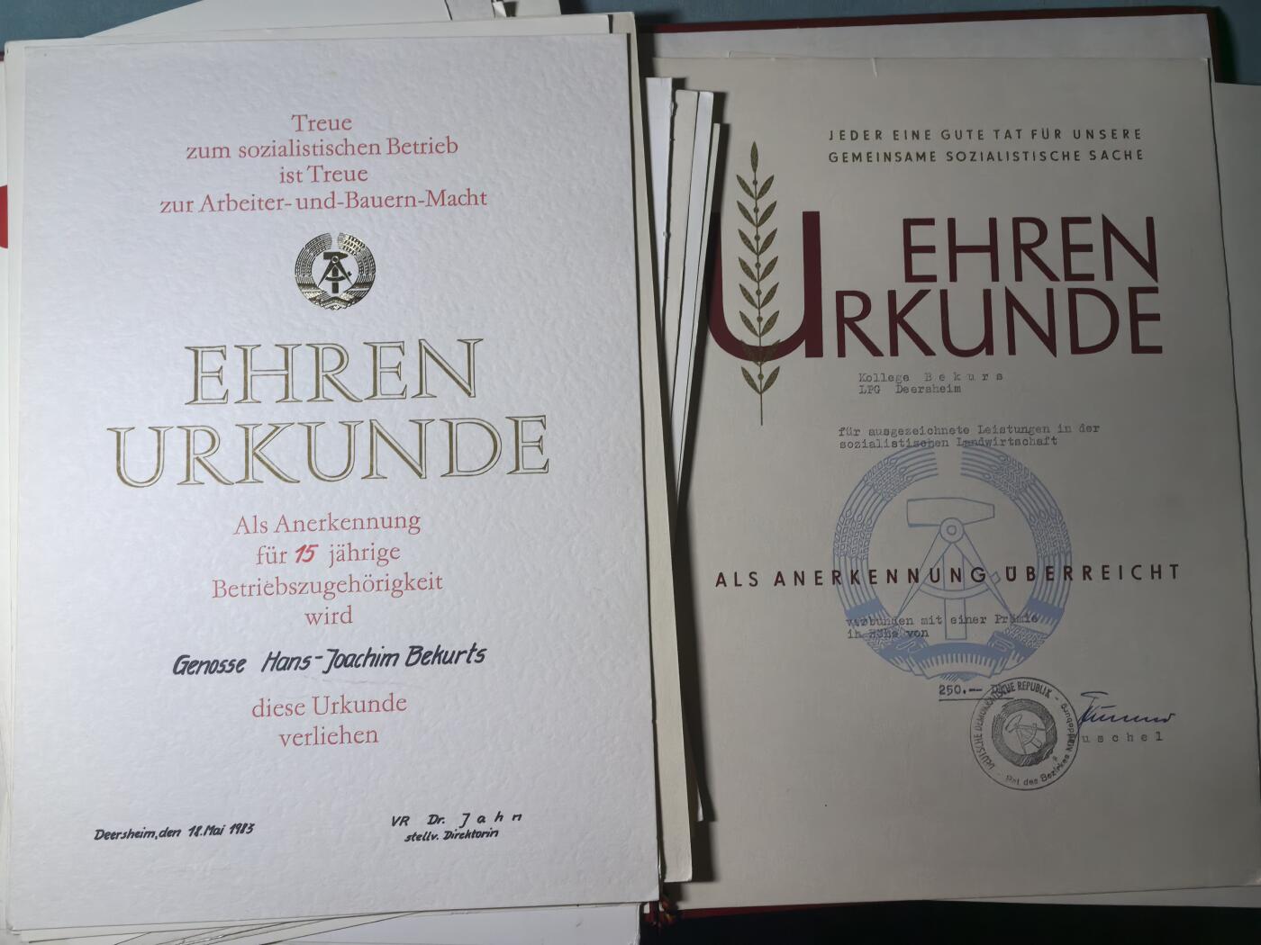 盛世勋华——号角文化勋章邮票专场拍卖第312期 东德歌德奖金获得者 功勋饲养员称号获得者 汉斯-约阿西姆·贝库尔兹所获荣誉 各种荣誉证书奖状 约30张 