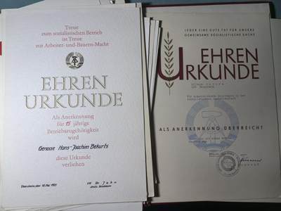 盛世勋华——号角文化勋章邮票专场拍卖第312期 - 东德歌德奖金获得者 功勋饲养员称号获得者 汉斯-约阿西姆·贝库尔兹所获荣誉 各种荣誉证书奖状 约30张 