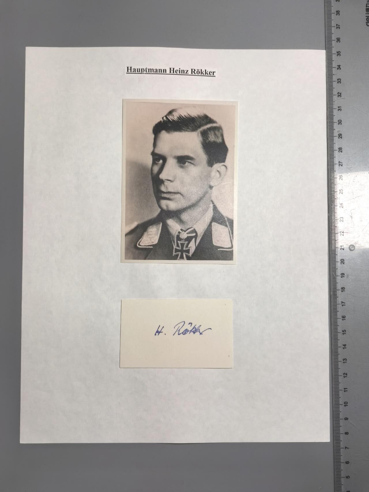 小驴勋章奖章收藏4月4日周六晚六点拍卖（珍爱和平，收藏战争，铭记历史，勿忘国耻，忠党爱国。有偿代拍，送拍规则在简介最后，参拍须阅读规则后再参拍，关系到运费包装发货时效真假辨别等关键信息，拍卖时不再发原图，看大图店主微信码在拍卖店铺介绍里） 最后的橡叶饰，夜战排名第8的Ju88夜间战斗机王牌Heinz Rökker战后字条亲签（照片现代）