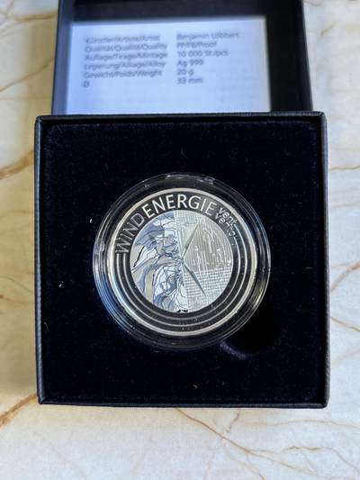第196期拍卖 - 瑞士2023年清洁能源系列风能夜光精制纪念银币，999银，20克，发行10000枚