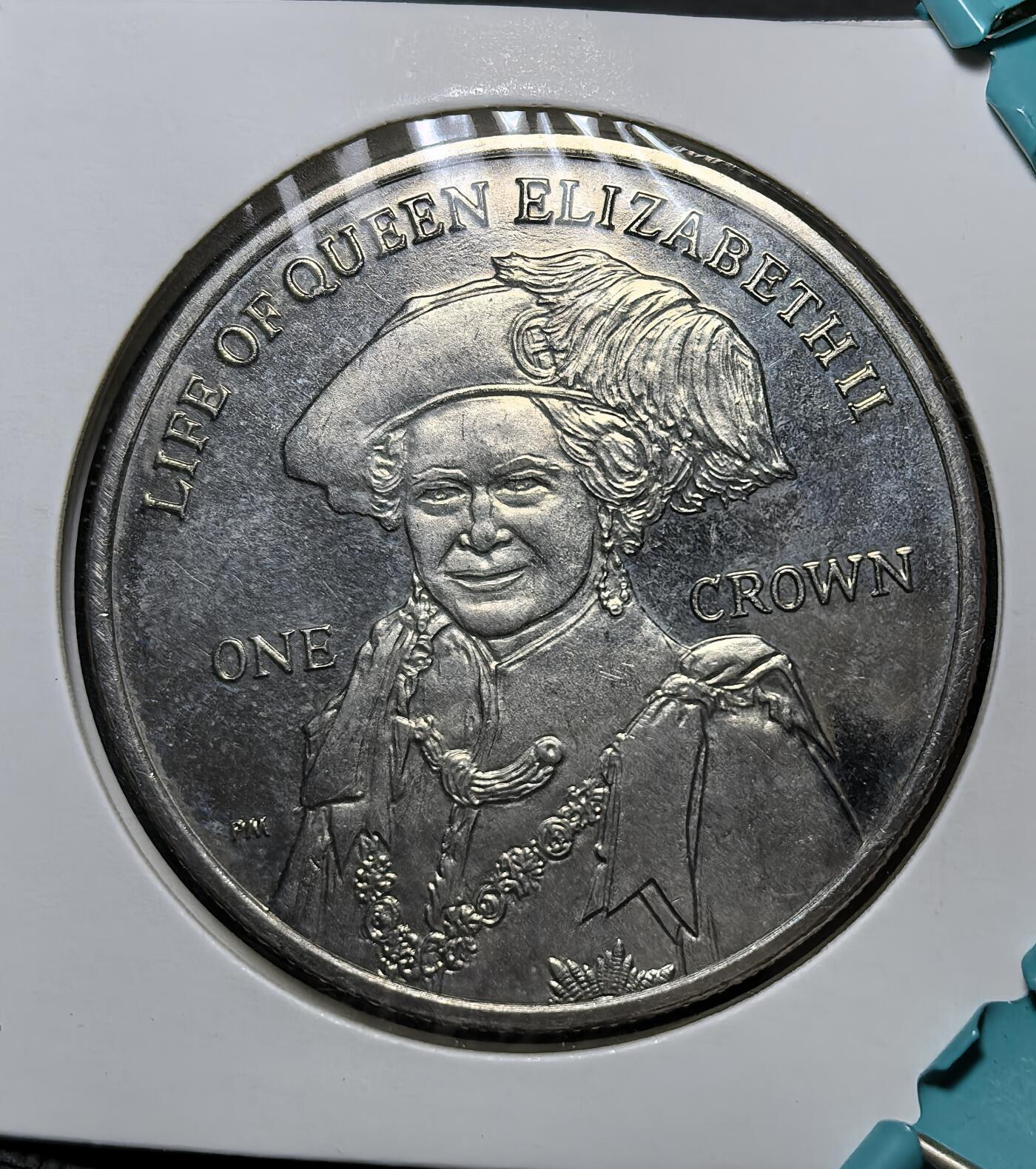 外国优质银币克朗币纪念章，每周六晚九点倒数截拍，满百包邮可寄存，持续收拍 福克兰群岛2012年伊丽莎白二世登基钻禧 1 克朗纪念币，正面为女王与年轻时的自己双头像，背面是女王戎装像，纪念其在位 60 周年，见证英联邦王室纪念传统。