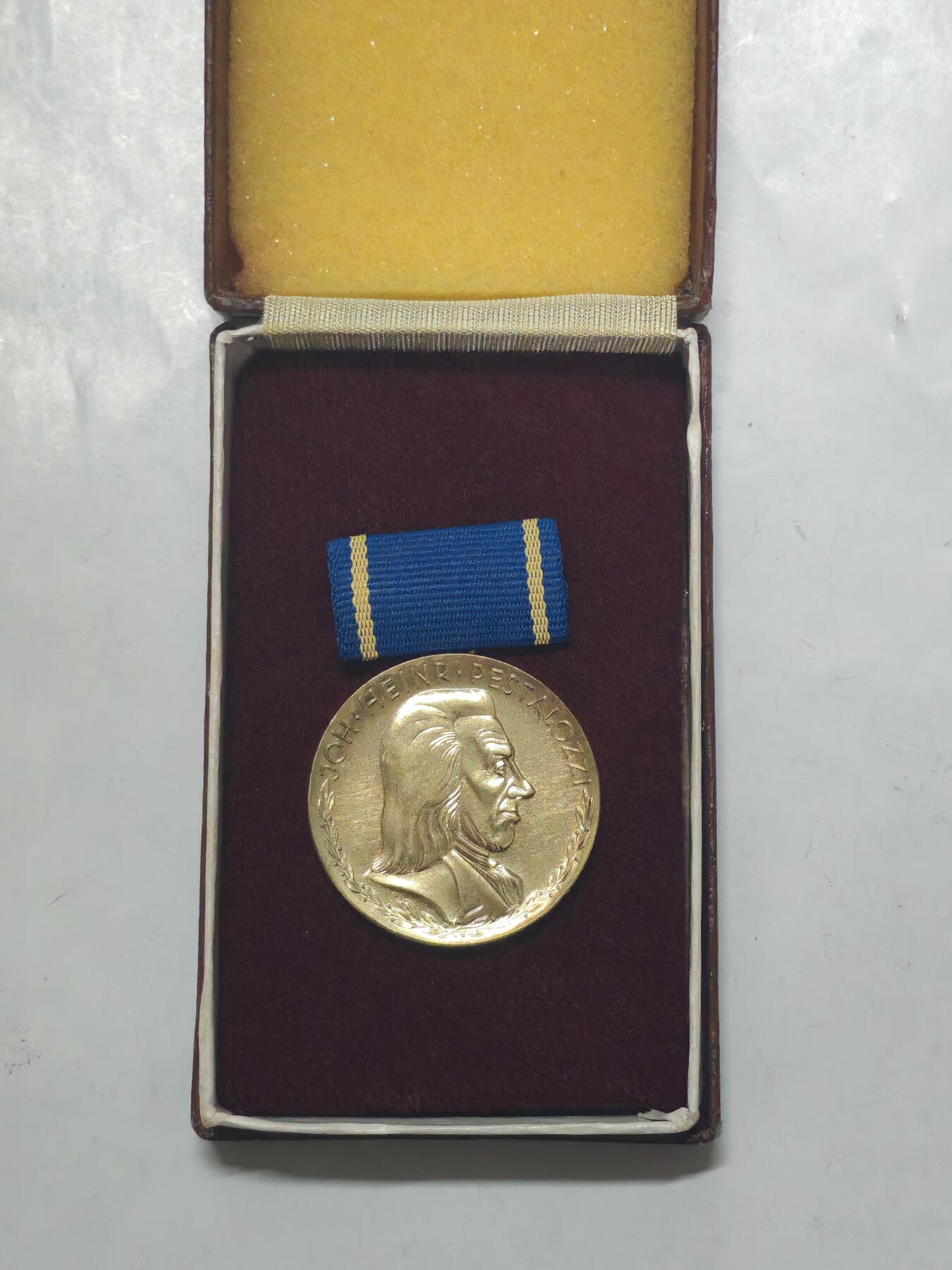 韵星假日军品类拍卖第51期  -- Rimey Holidays Militaria Auction 51 民主德国金级斐斯泰洛齐奖章带原盒