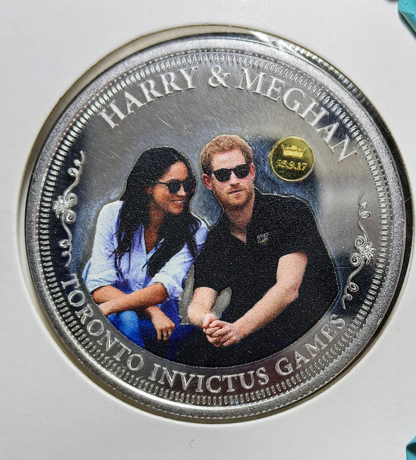 外国优质银币克朗币纪念章，每周六晚九点倒数截拍，满百包邮可寄存，持续收拍 哈里王子与梅根的王室婚礼纪念章，正面定格二人 2017 年多伦多不可征服运动会同框名场面，背面刻有婚礼举办地圣乔治教堂，见证这场全球瞩目的王室盛事。