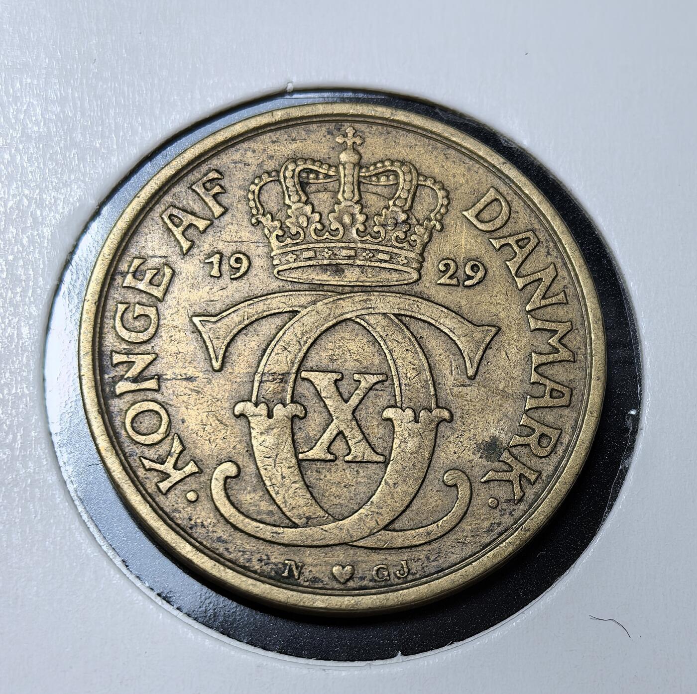 外国优质银币克朗币纪念章，每周六晚九点倒数截拍，满百包邮可寄存，持续收拍 丹麦1929年1克朗流通币，属克里斯蒂安十世时期系列。材质为铝青铜，正面刻其花押字与皇冠，发行量约 50.1 万枚，是见证丹麦早期货币文化的经典藏品。