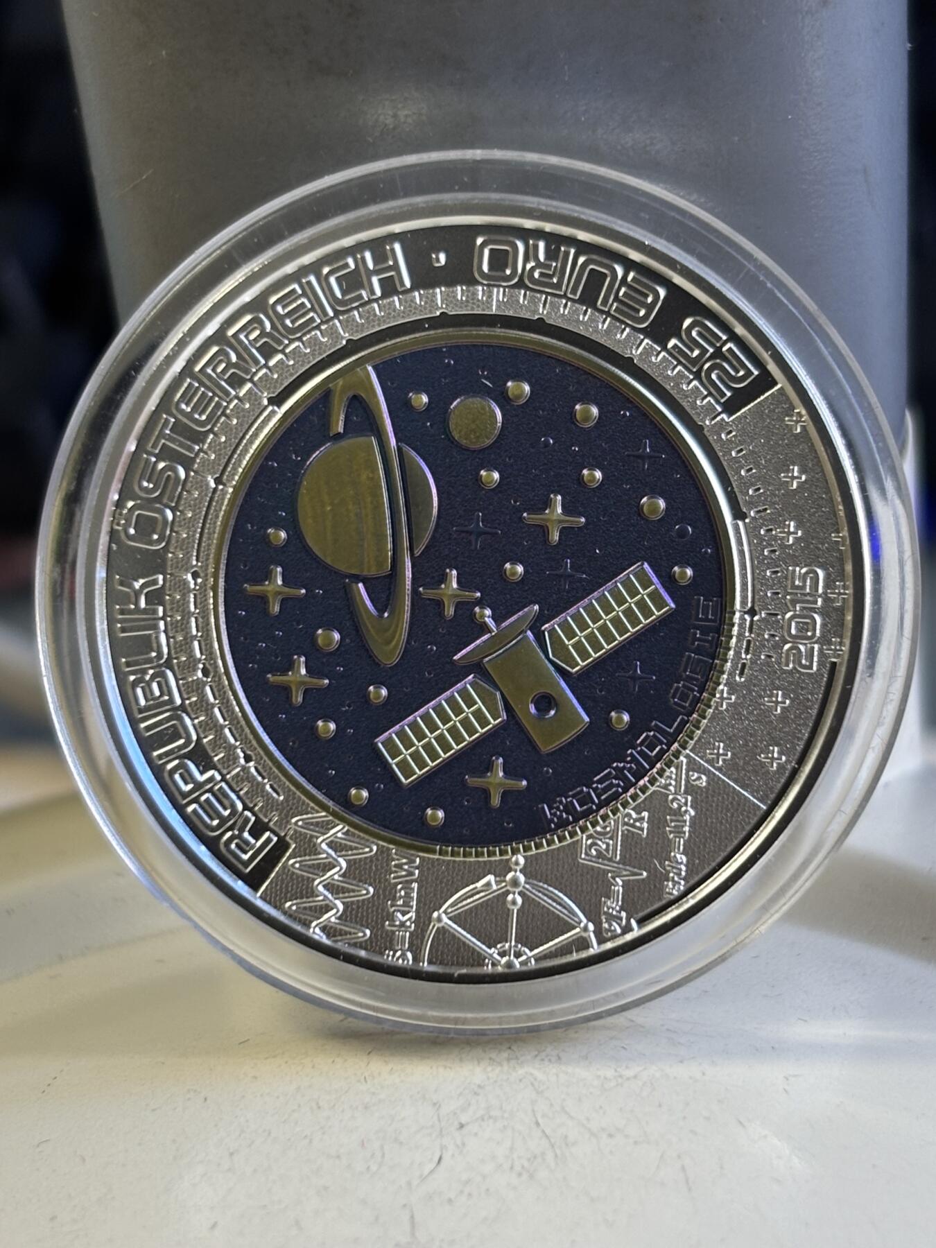 第196期拍卖 奥地利2015年宇宙论铌银镶嵌双色纪念币，900银/998铌，10克和7.15克，发行：65000枚，没有外面纸套