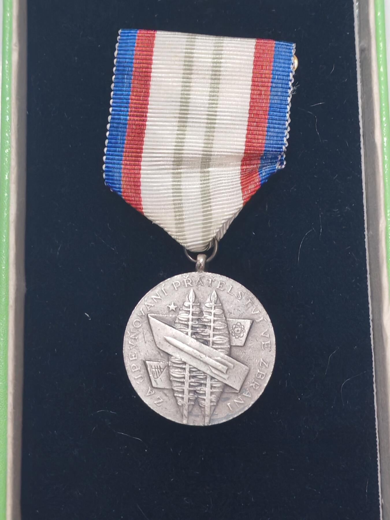 韵星假日军品类拍卖第51期  -- Rimey Holidays Militaria Auction 51 捷克斯洛伐克银级为加强军队友谊建设奖章带原盒证书一套 少见 证书很少