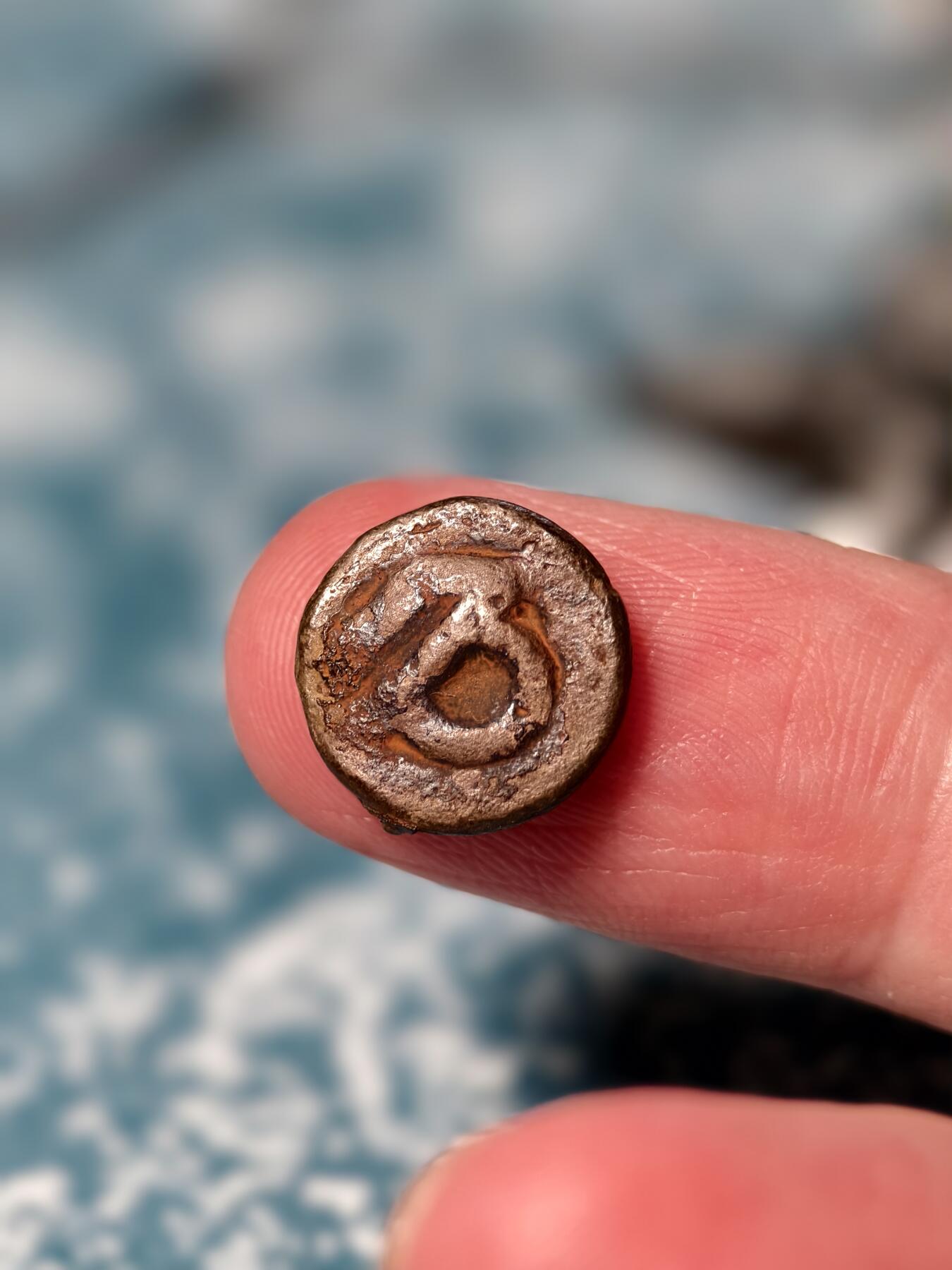 抚柳草堂-第二十二期章牌钱币  奖章勋章 满百包邮 放漏专场 三佛齐王国末期至满者伯夷王国早期打制小银币 1.1g重 正面有檀香花徽记，背面爪哇岛文，面值1 Unit或称Masa