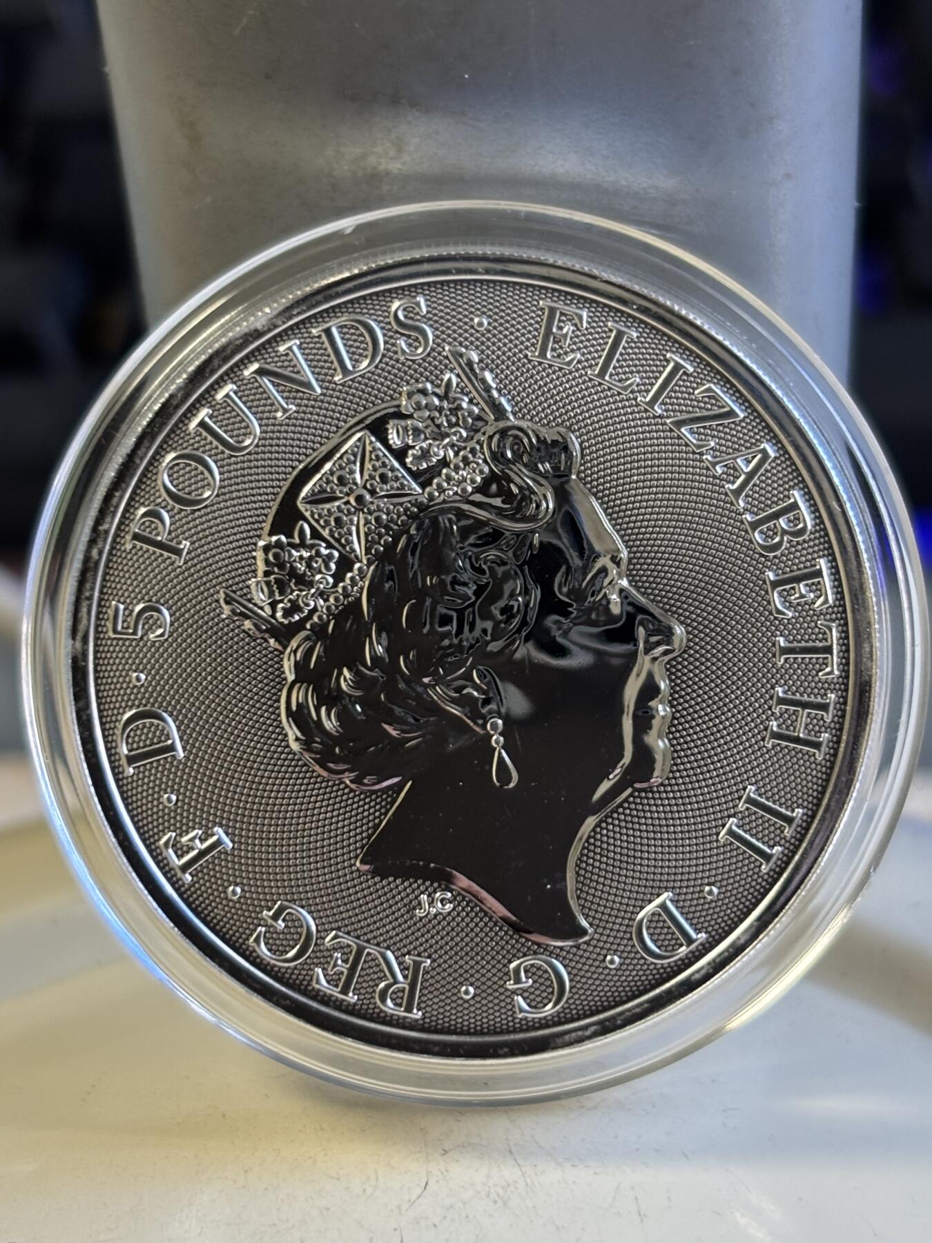 第196期拍卖 英国2019年女王神兽系列金雀花王朝猎鹰2盎司纪念银币，9999银，有白斑