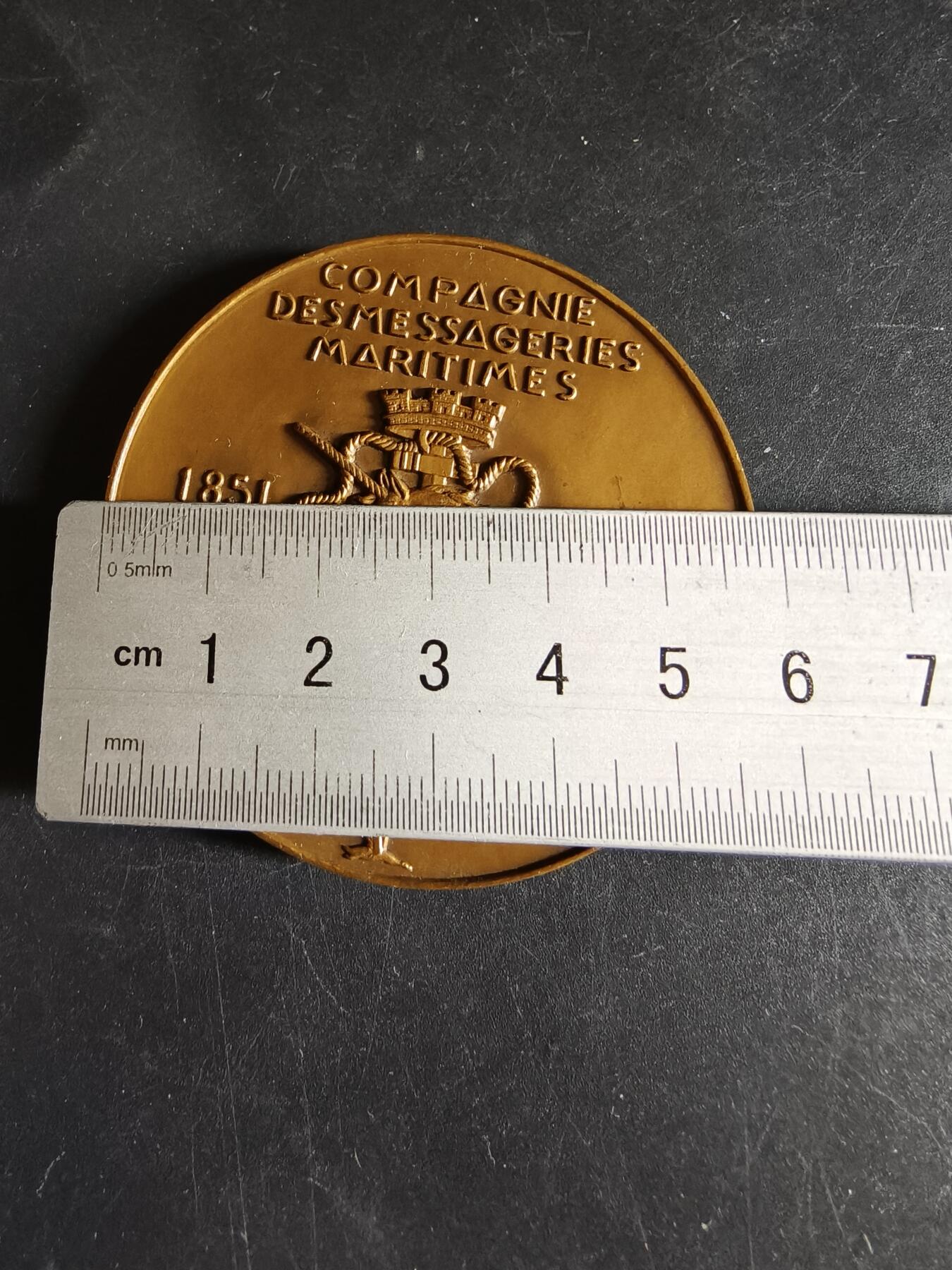 老王徽章第191期 法国1951年邮政海运公司成立百年大铜章      直径58mm     重量111.7g