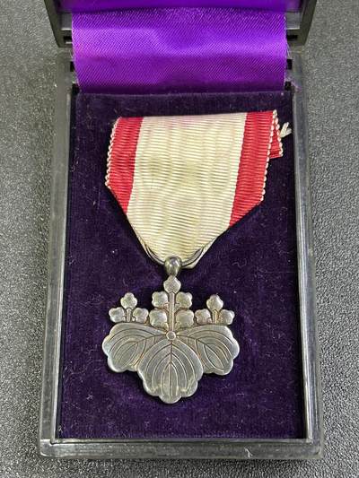 西秦中古拍卖第八十三期  - 不忘历史·抗战收藏 日本白色桐叶勋章 银制 带原盒