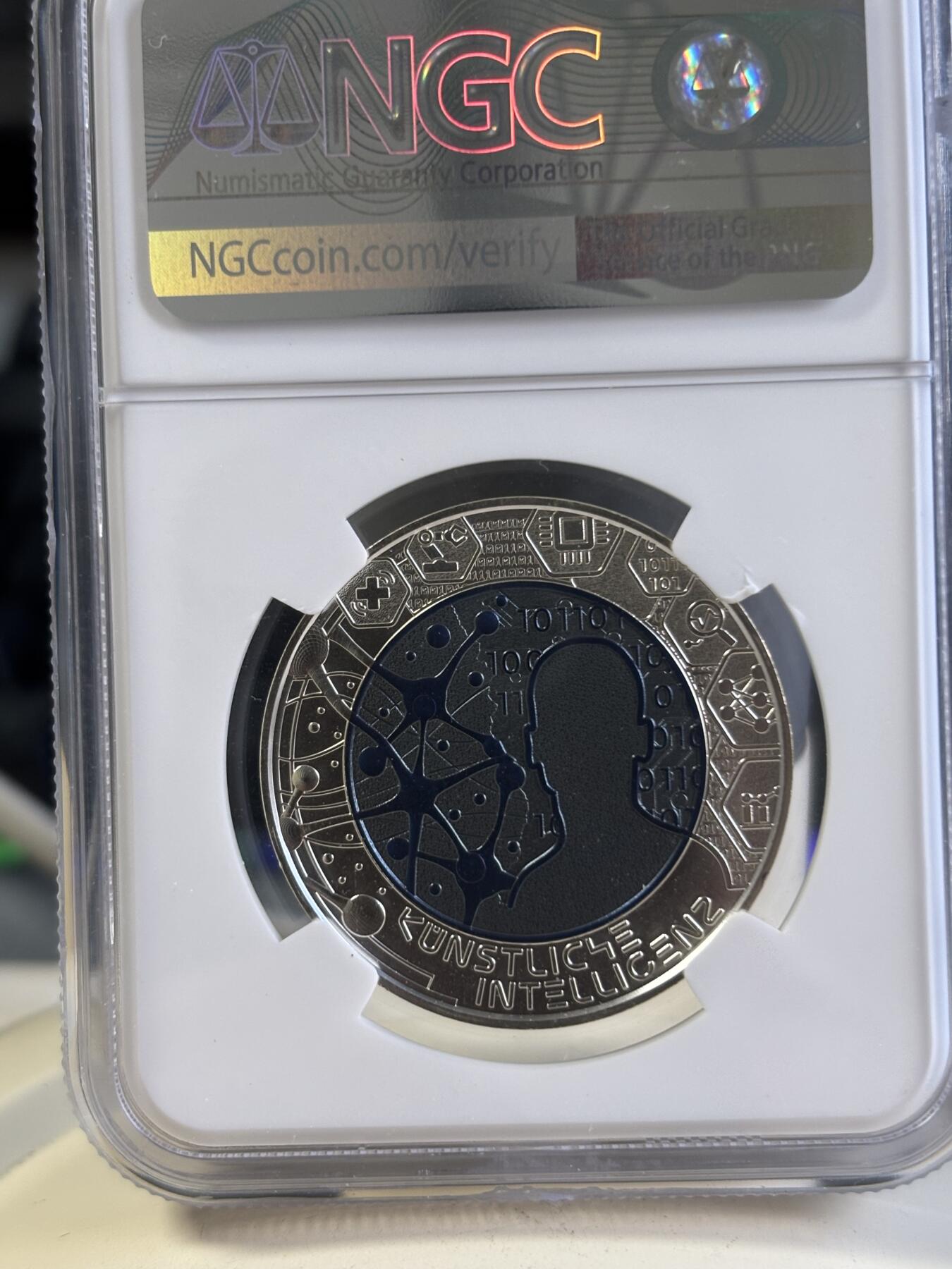 第197期拍卖 获奖奥地利2019人工智能银铌双金属币NGC-MS70无盒证书，金属:900银/998铌，重量:9/6.5克，发行：65000枚，获2021年度克劳斯最佳双金属币大奖