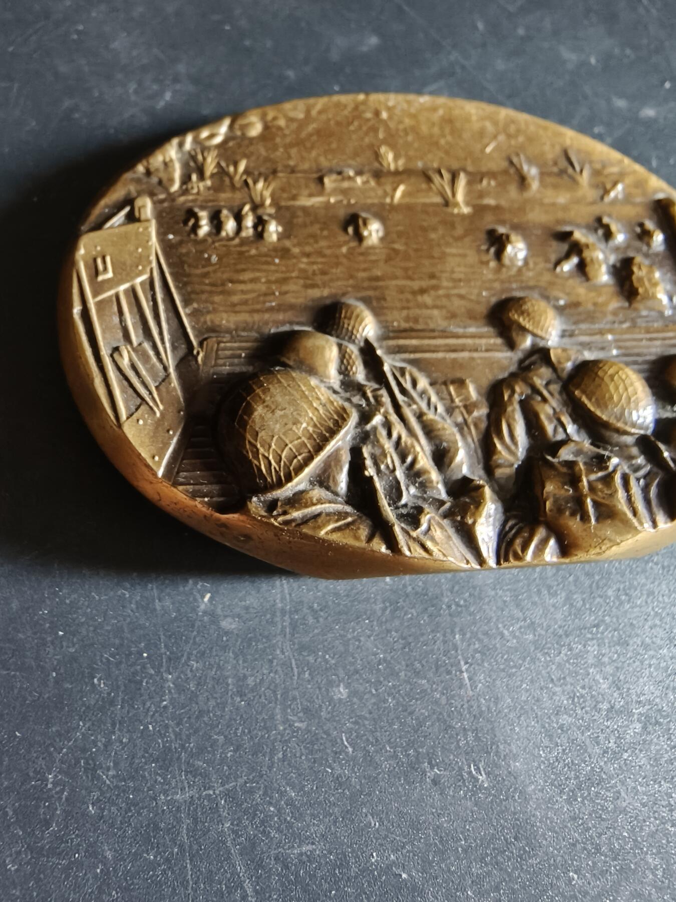 老王徽章第191期 法国诺曼底登陆纪念委员会异形大铜章     青铜材质    复刻了奥马哈海滩登陆场景     高浮雕      尺寸80×58mm     重量293.5g