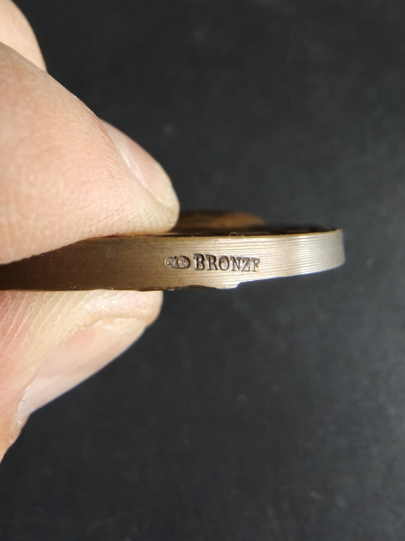 老王徽章第191期 法国1908年国民议会议长亨利·布里松第15次连任大铜章     原盒高浮雕       亨利·布里松是法国第三共和国传奇政治家、共和派领袖，法国近代史上任期最长的国民议会议长，曾任法国总理（1898年），是德雷福斯事件中正义的坚定捍卫者        背面为花环玛丽安娜与国民议会所在地波旁宫         直径56mm      重量86.6g