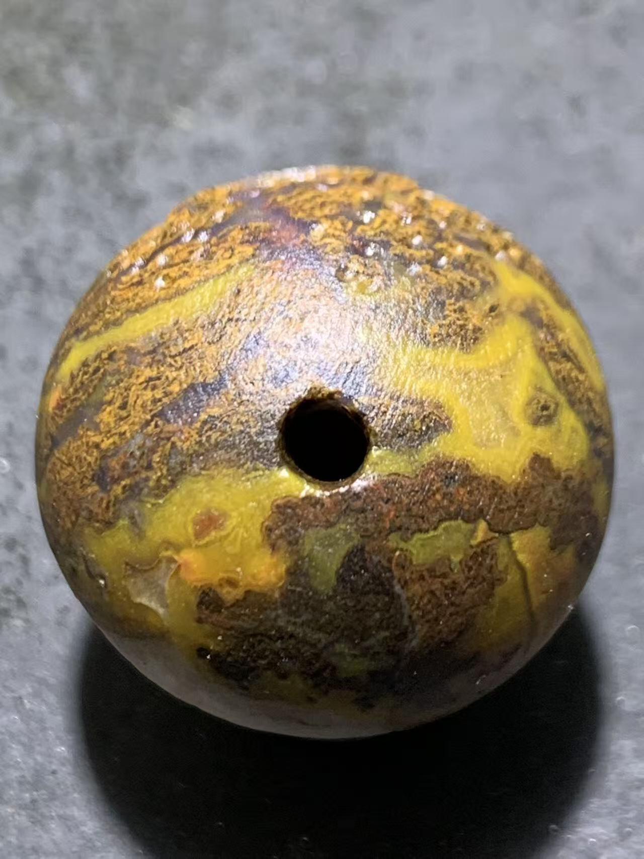 精美亚光风化纹冰飘草花纹战国红玛瑙手工雕刻珠一颗！