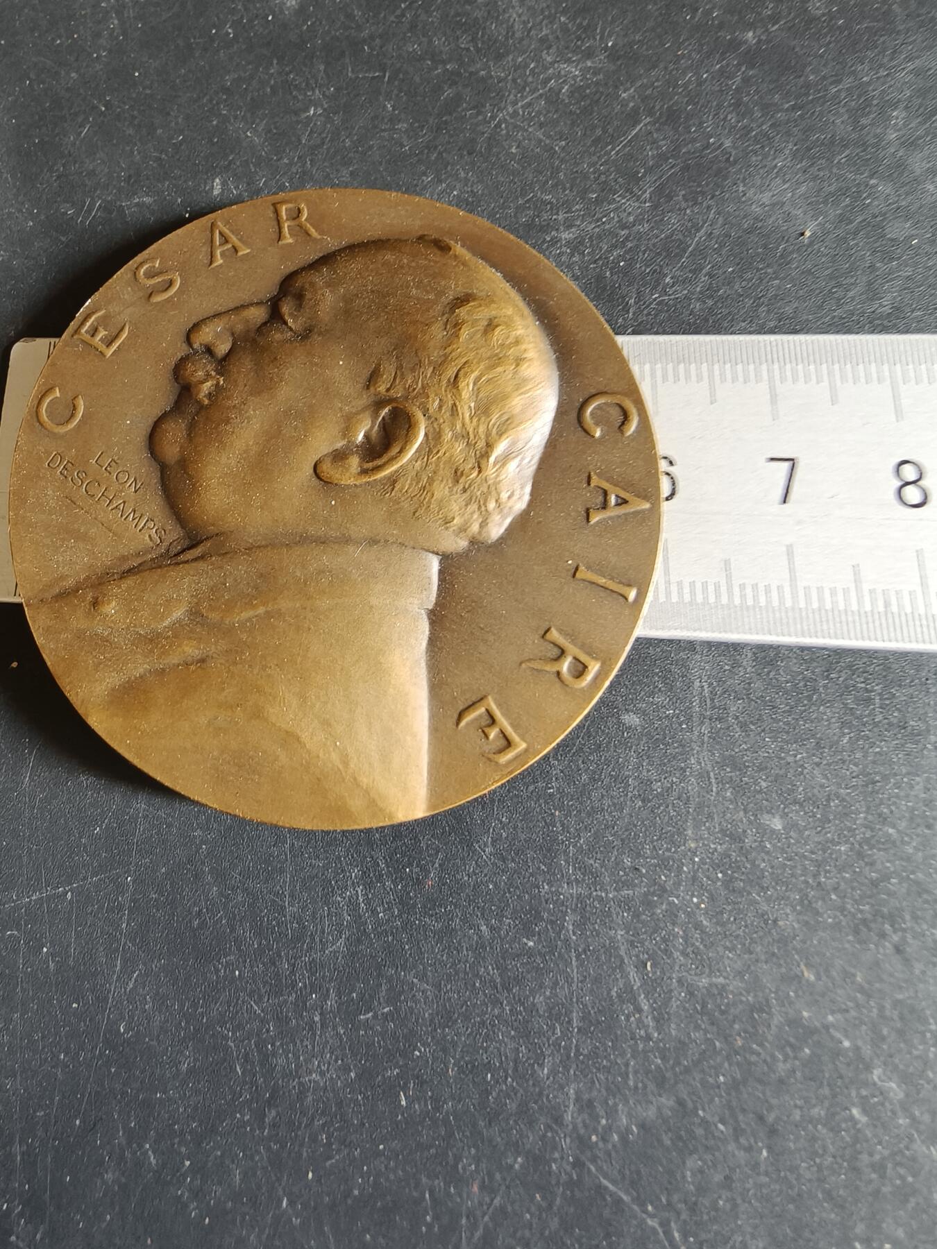 老王徽章第191期 法国1925年巴黎市议员塞萨尔·凯尔任职25周年大铜章      原盒,盒子卡扣有老化变形      大师莱昂·德尚作品      直径60mm     重量97.5g