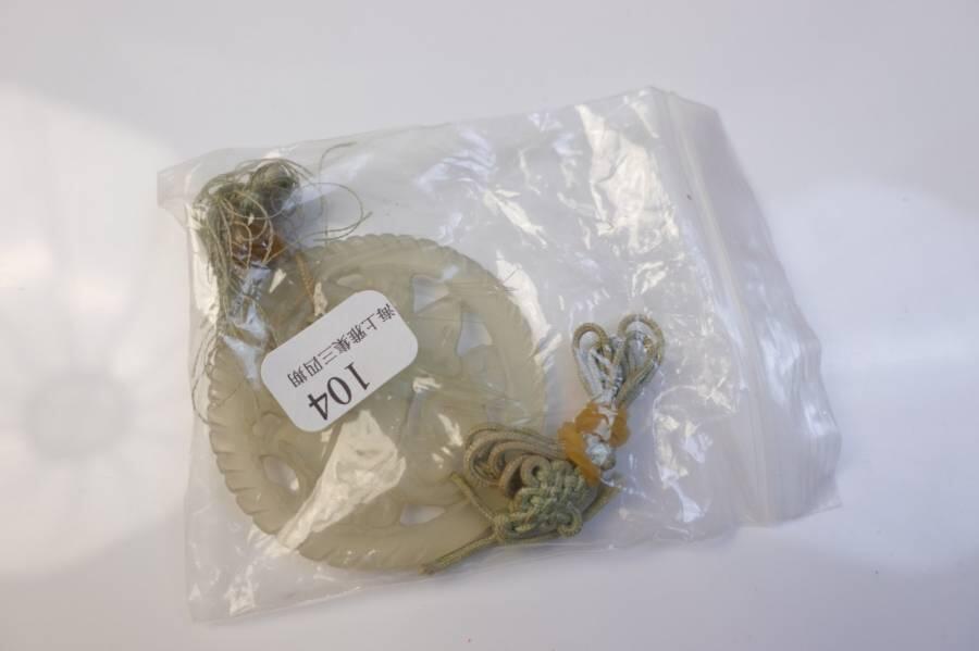 上海都达杂项专场七十二【全场包邮】 清代天然岫玉双面立体雕《生肖鼠》镂空挂件68-140