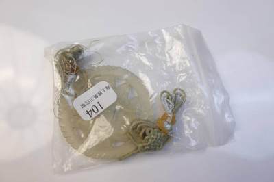 上海都达杂项专场103【全场包邮】  清代天然岫玉双面立体雕《生肖鼠》镂空挂件68-140