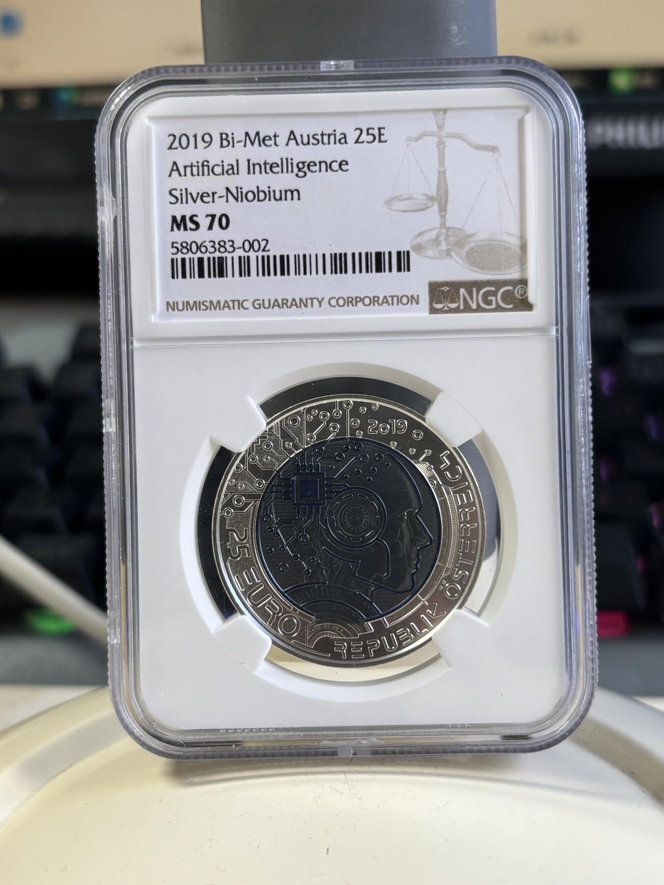 第197期拍卖 获奖奥地利2019人工智能银铌双金属币NGC-MS70无盒证书，金属:900银/998铌，重量:9/6.5克，发行：65000枚，获2021年度克劳斯最佳双金属币大奖