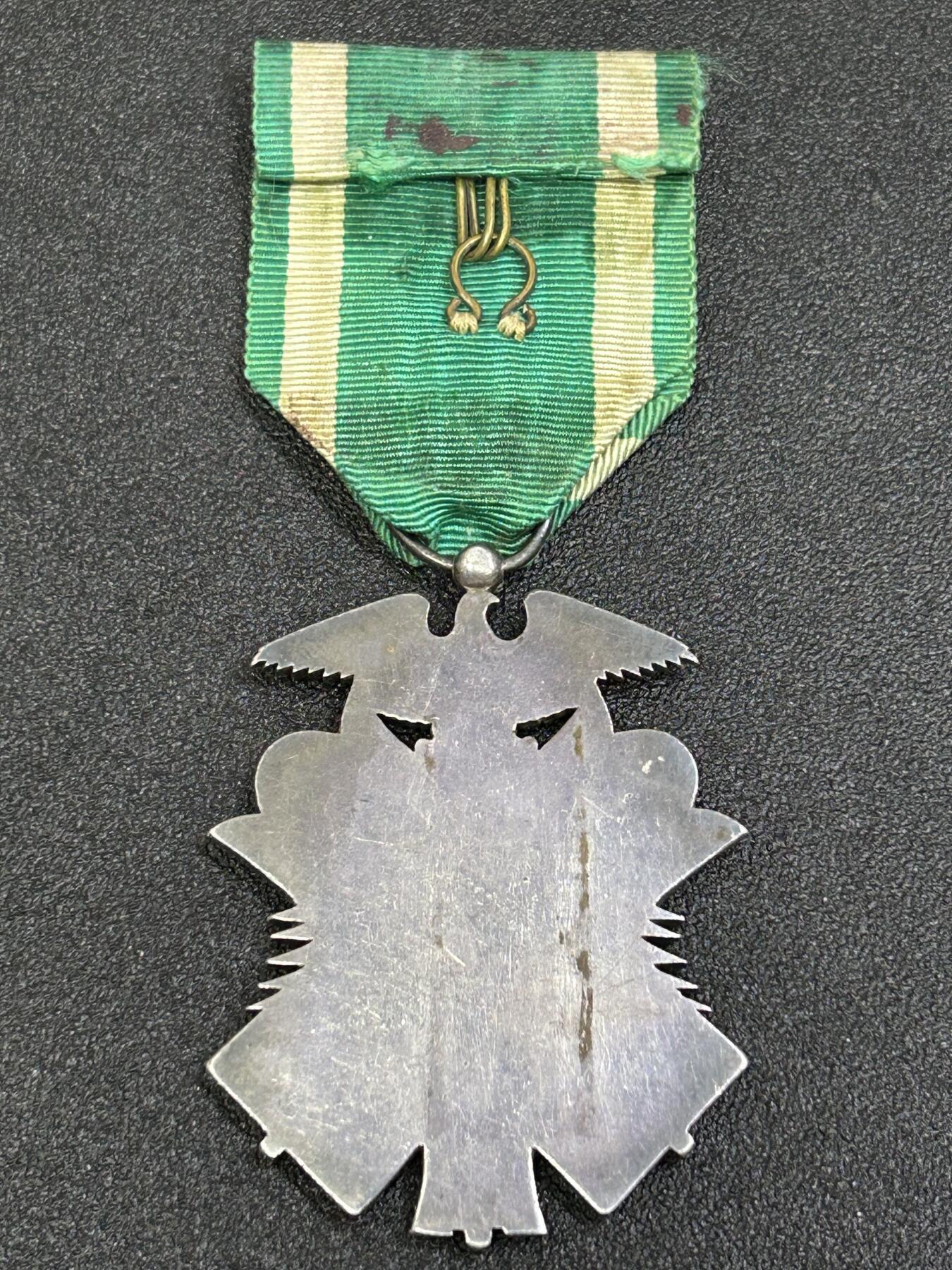 西秦中古拍卖第八十三期  不忘历史·抗战收藏 日本七等金鸟勋章 非常大一块银 银制