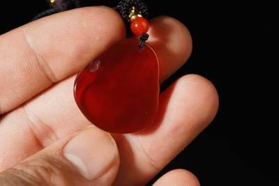 上海都达杂项专场103【全场包邮】  天然红玛瑙精雕《佛公》挂件 附鉴定证书67-154