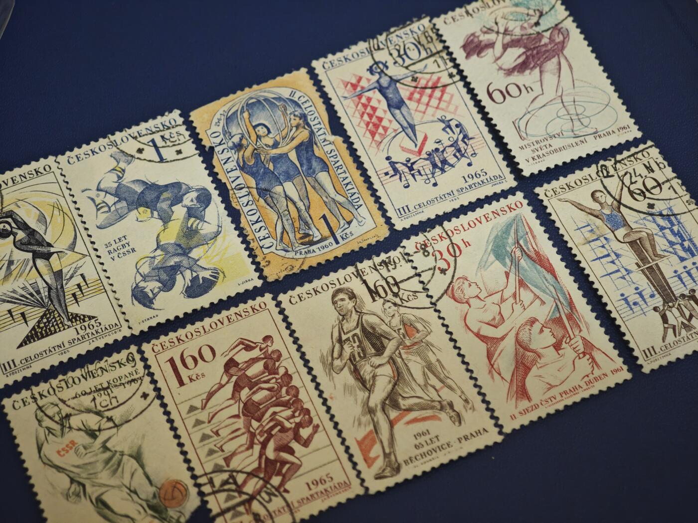 橙子收藏第七期 一组捷克斯洛伐克（ČESKOSLOVENSKO）在1960-1965年间发行的体育主题雕刻版信销邮票，核心围绕斯巴达克斯全国运动会（Spartakiáda，也译“斯巴达克运动会”），同时包含多项体育纪念题材，是冷战时期东欧社会主义国家体育邮票的经典代表