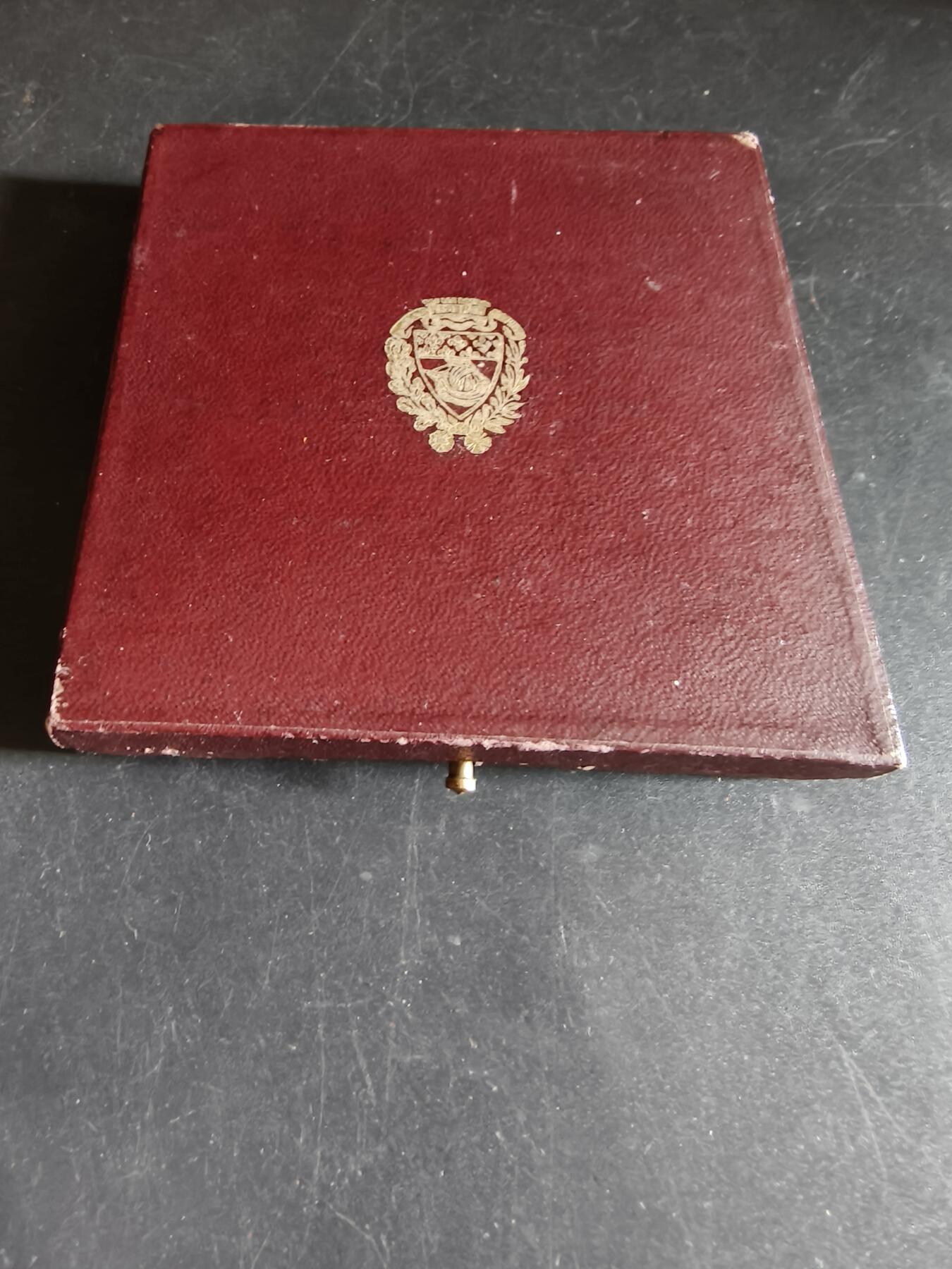 老王徽章第191期 法国1925年巴黎市议员塞萨尔·凯尔任职25周年大铜章      原盒,盒子卡扣有老化变形      大师莱昂·德尚作品      直径60mm     重量97.5g