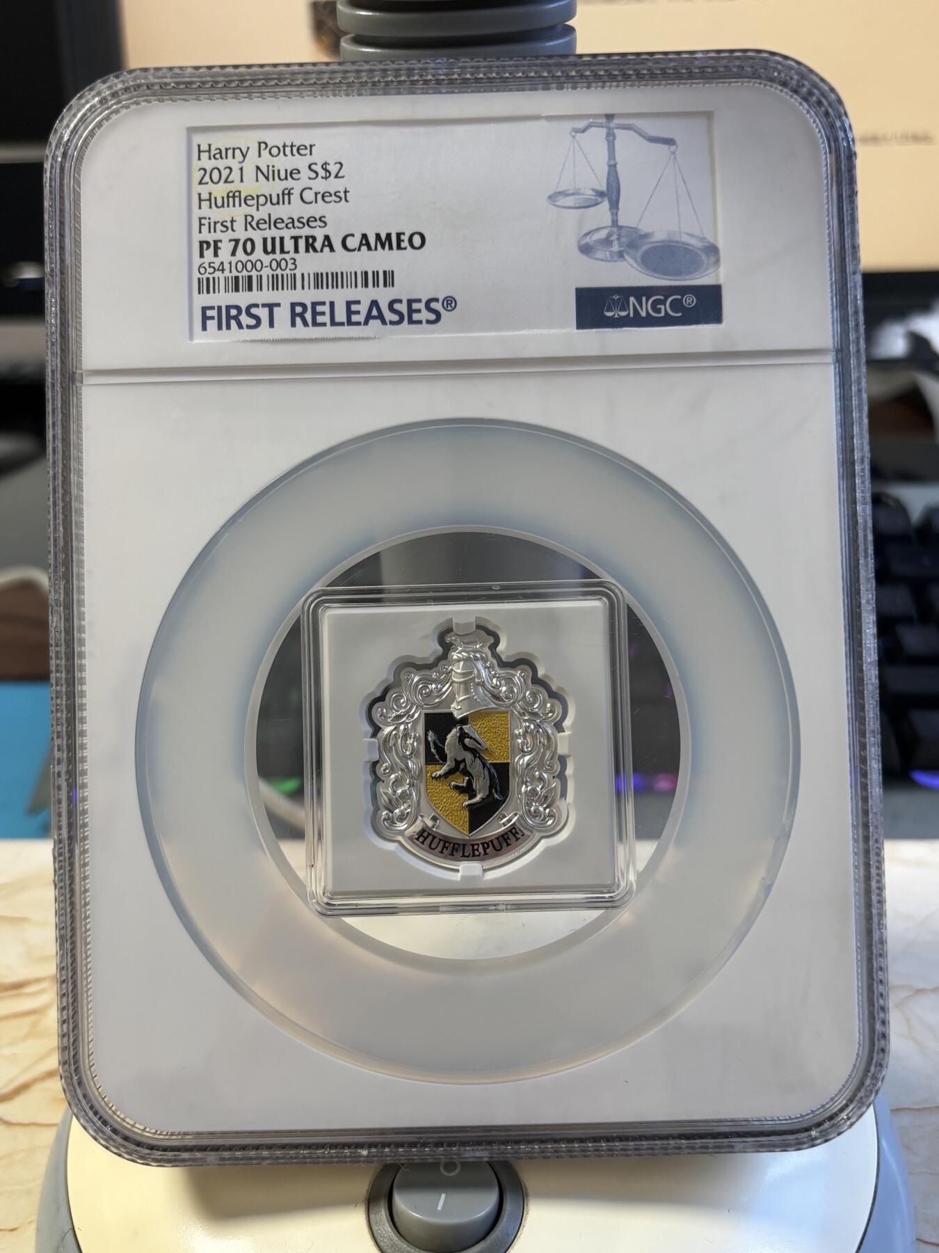 第197期拍卖 纽埃2021年哈利波特赫奇帕奇徽章纪念银币NGC-PF70首期无盒无证书，999银，发行5000枚