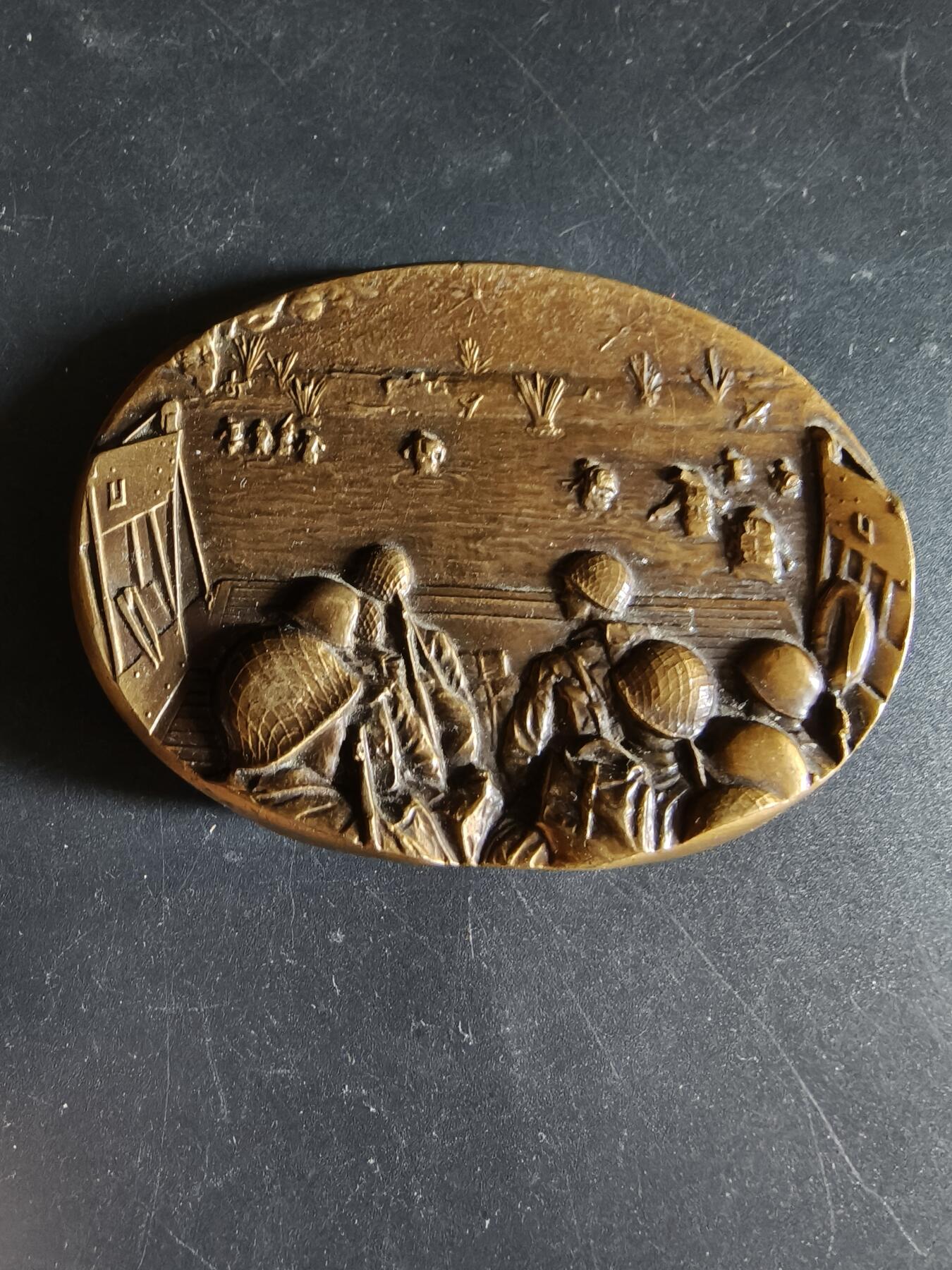 老王徽章第191期 法国诺曼底登陆纪念委员会异形大铜章     青铜材质    复刻了奥马哈海滩登陆场景     高浮雕      尺寸80×58mm     重量293.5g