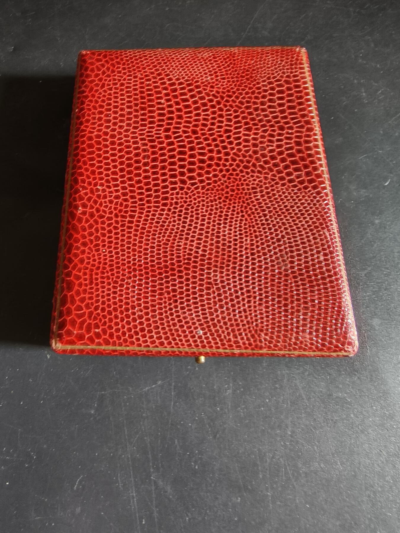 老王徽章第191期 法国1969年乌当世圣马蒂厄集市900周年方形镀银大铜章     原盒     正面为胜利女神形象    乌当市是法国中世纪重要的商贸城镇，圣马蒂厄集市最初是农业、牲畜交易集市，如今已发展为融合民俗、娱乐、商业的综合性节庆       尺寸80×60mm      重量266.6g