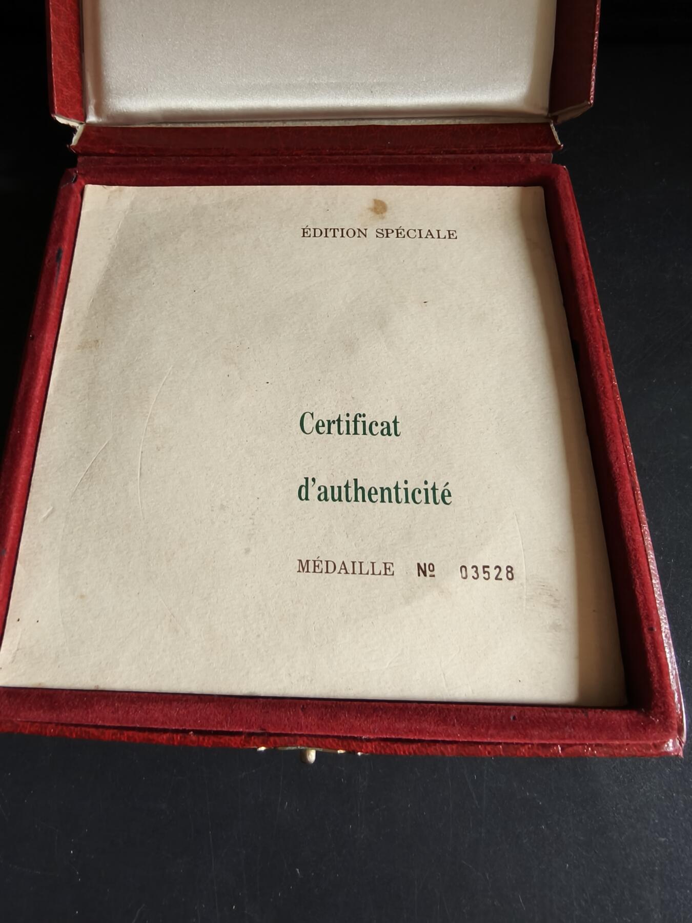 老王徽章第191期 法国夏尔戴高乐将军逝世镀金大铜章     原盒带证书     带边铭     青铜镀24k金     大师阿尔贝·德·耶格尔作品      直径11cm      重量679.4g