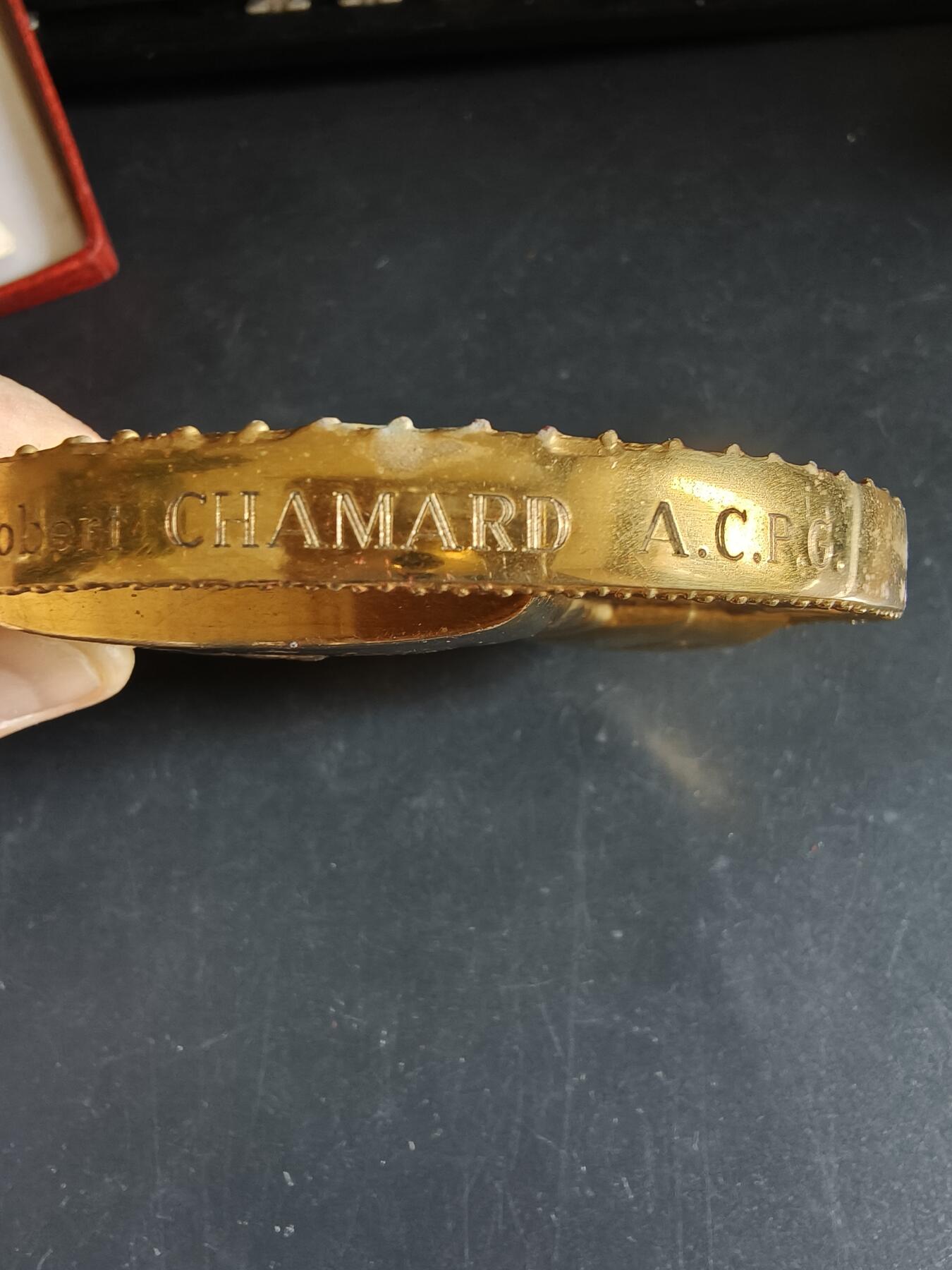 老王徽章第191期 法国夏尔戴高乐将军逝世镀金大铜章     原盒带证书    大师阿尔贝·德·耶格尔作品     青铜镀24k金      带边铭     直径10.7cm      重量713.8g