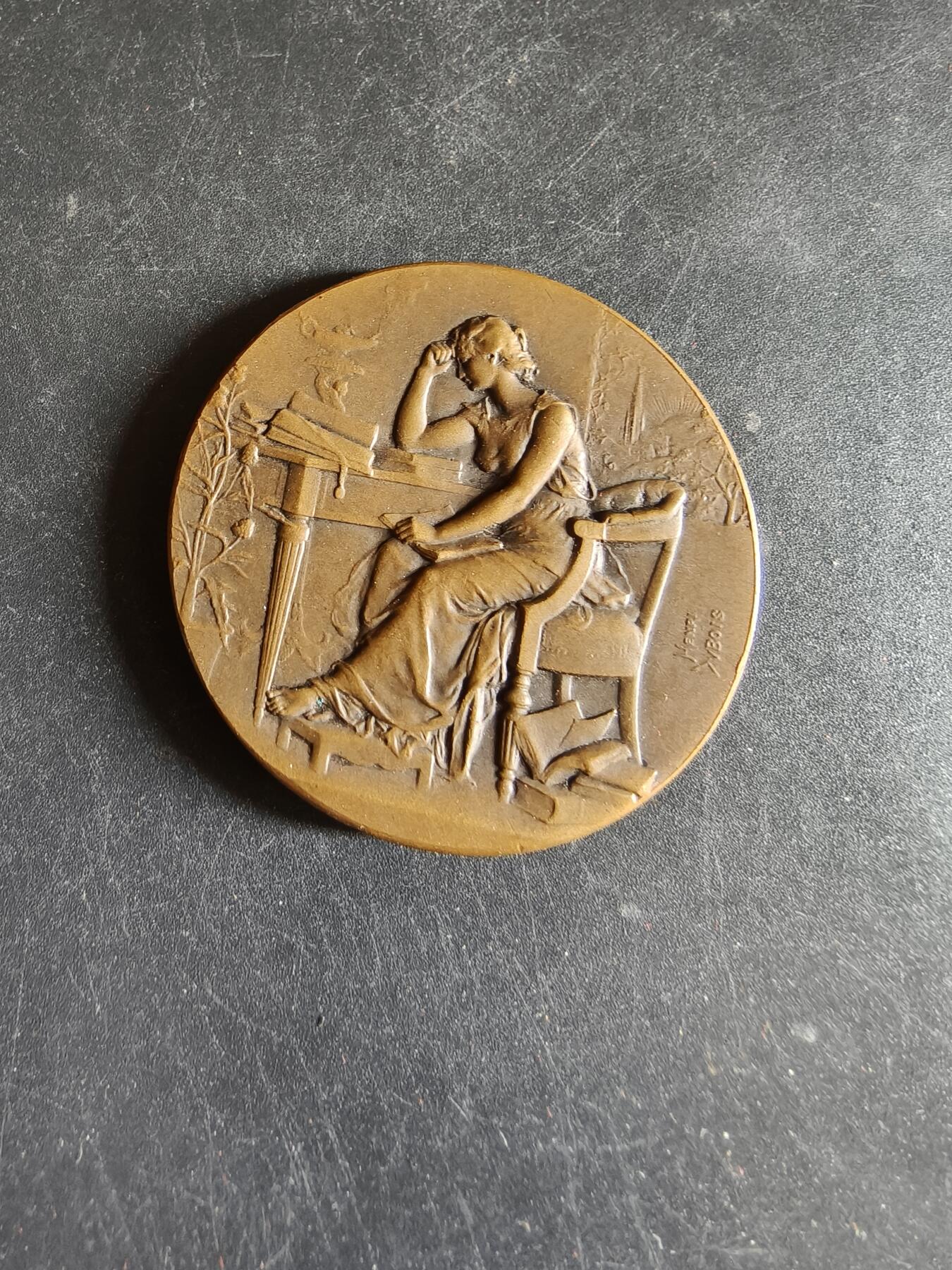 老王徽章第191期 法国里尔市顶级私立学校圣女贞德课程大铜章     原盒      正面为沉思女性形象      该校课程以民族英雄圣女贞德命名      直径43mm     重量37.2g      大师亨利·杜布瓦作品