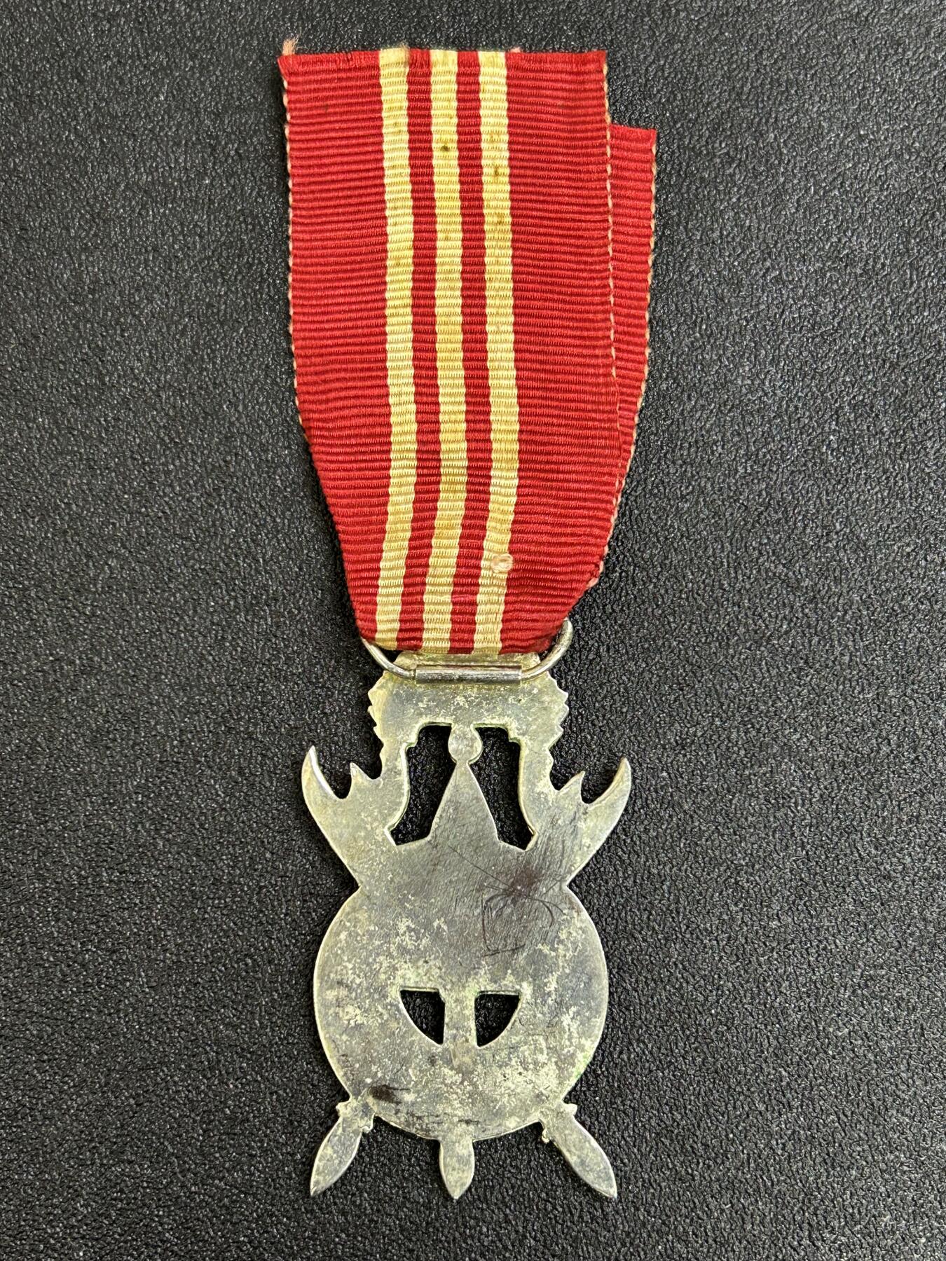 西秦中古拍卖第八十三期  老挝王国军事奖章 法国代工版 约1970年由瓦达纳国王设立，以奖励在王国正规军中的英勇行为和功绩。