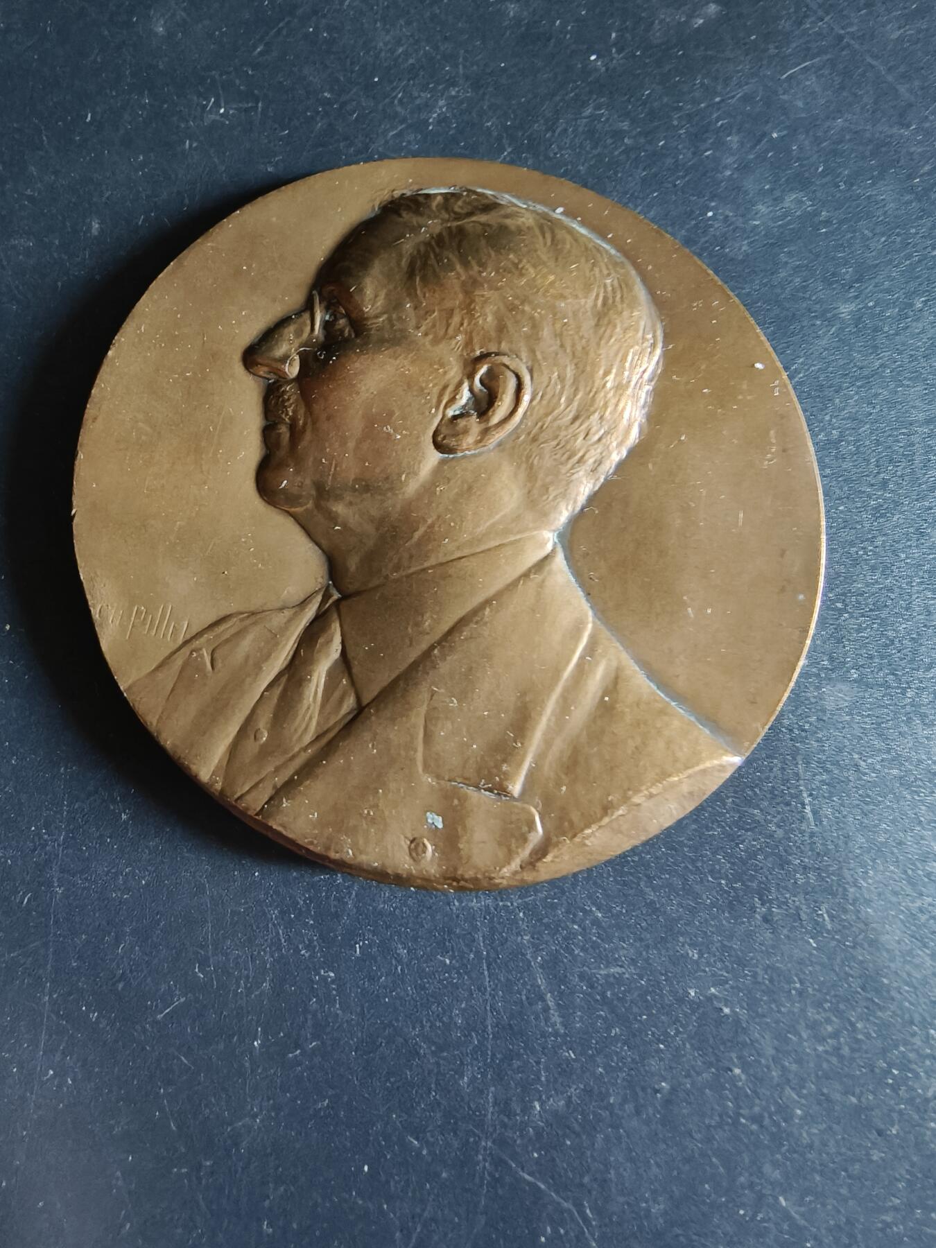 老王徽章第191期 法国圣路易医院阿尔贝·穆谢博士大铜章     阿尔贝·穆谢是20世纪初法国巴黎圣路易医院的核心医学教授、博士，专攻内科/热带医学，是当时法国医学界的知名学者       直径68mm     重量135.4g