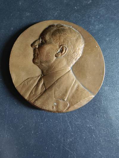 老王徽章第191期 - 法国圣路易医院阿尔贝·穆谢博士大铜章     阿尔贝·穆谢是20世纪初法国巴黎圣路易医院的核心医学教授、博士，专攻内科/热带医学，是当时法国医学界的知名学者       直径68mm     重量135.4g