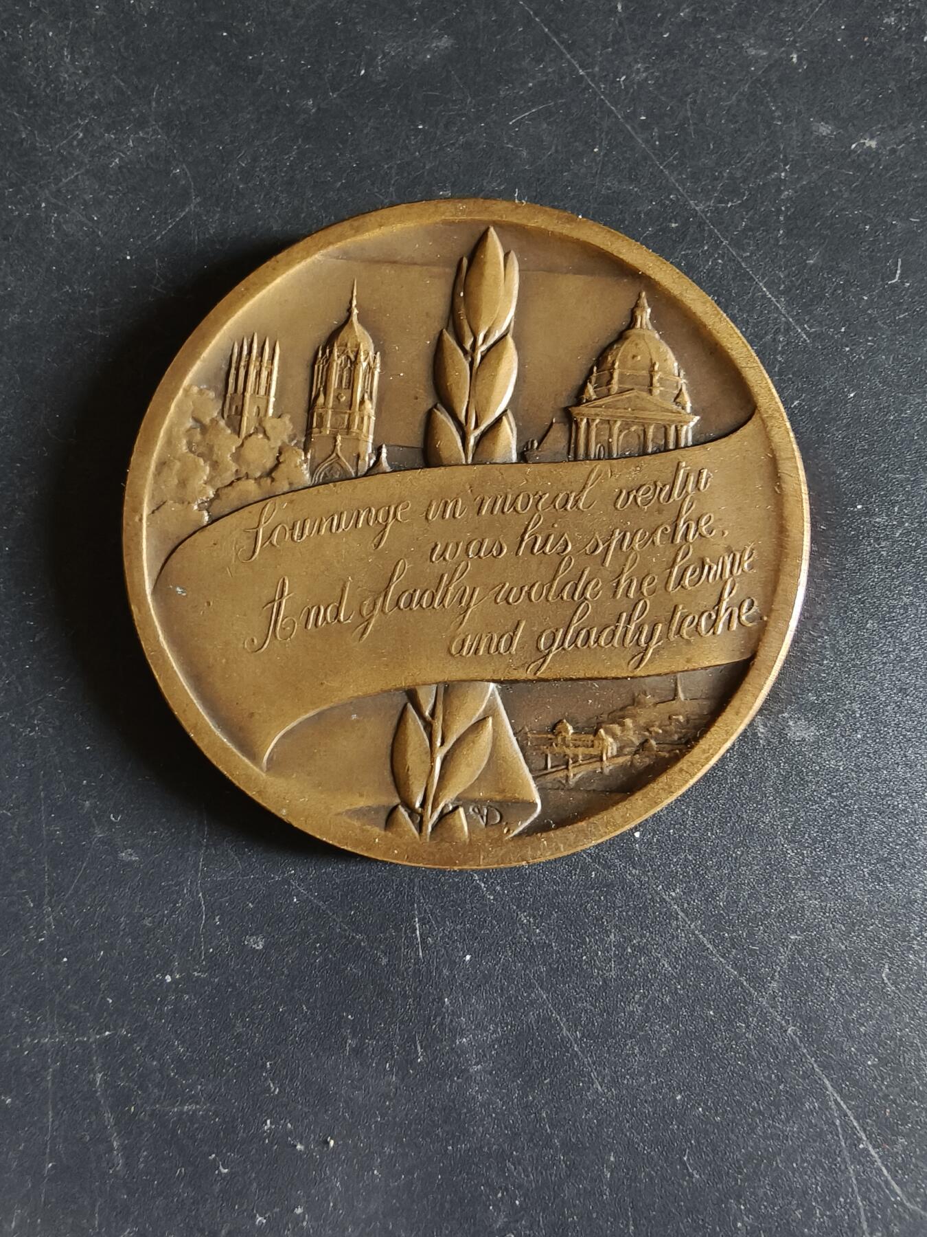 老王徽章第191期 法国1933年索邦大学荣誉教授埃米尔·勒古瓦大铜章     高浮雕     直径54mm     重量75g