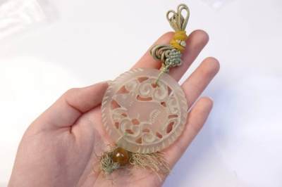 上海都达杂项专场七十二【全场包邮】 - 清代天然岫玉双面立体雕《生肖鼠》镂空挂件68-140