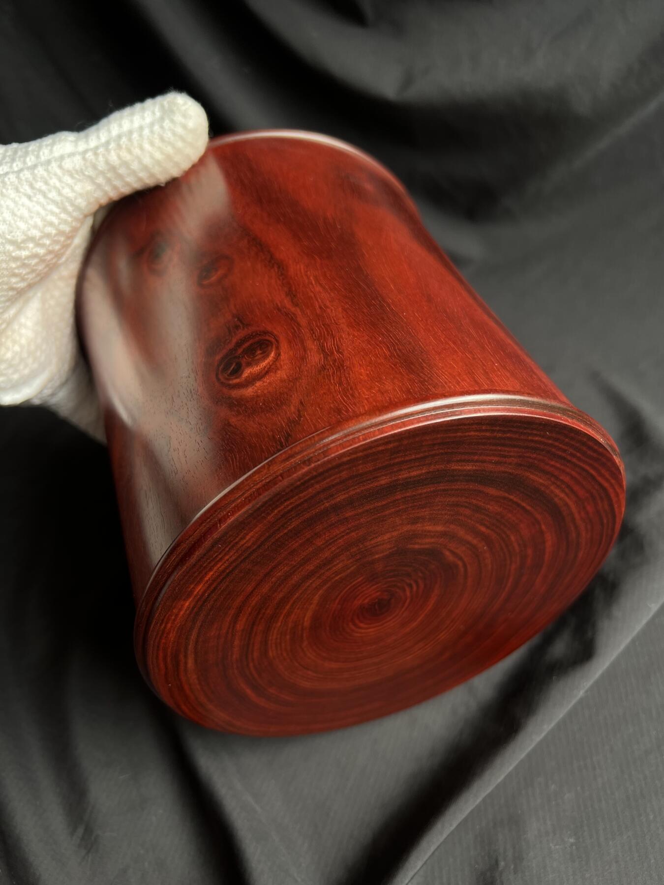 零元拍：精工非洲小叶紫檀（非印度小叶紫檀） 大号笔筒，满纹带水波带瘤子。差不多有七斤左右，精工打磨，花纹漂亮。16.8/16.5/15.5/壁厚约1.7CM。