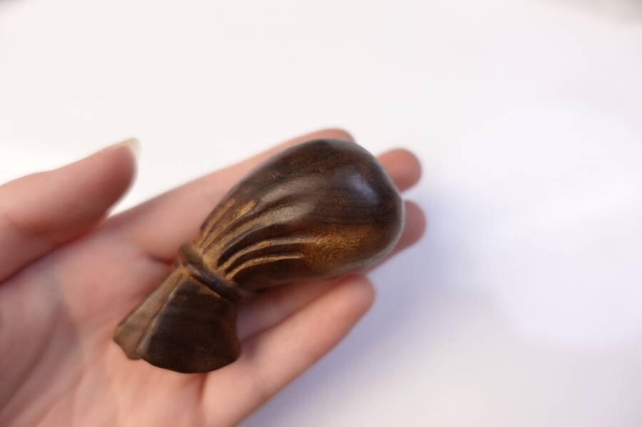 上海都达杂项专场六十六【全场包邮】 绿檀木精雕《钱袋》手把件68-335